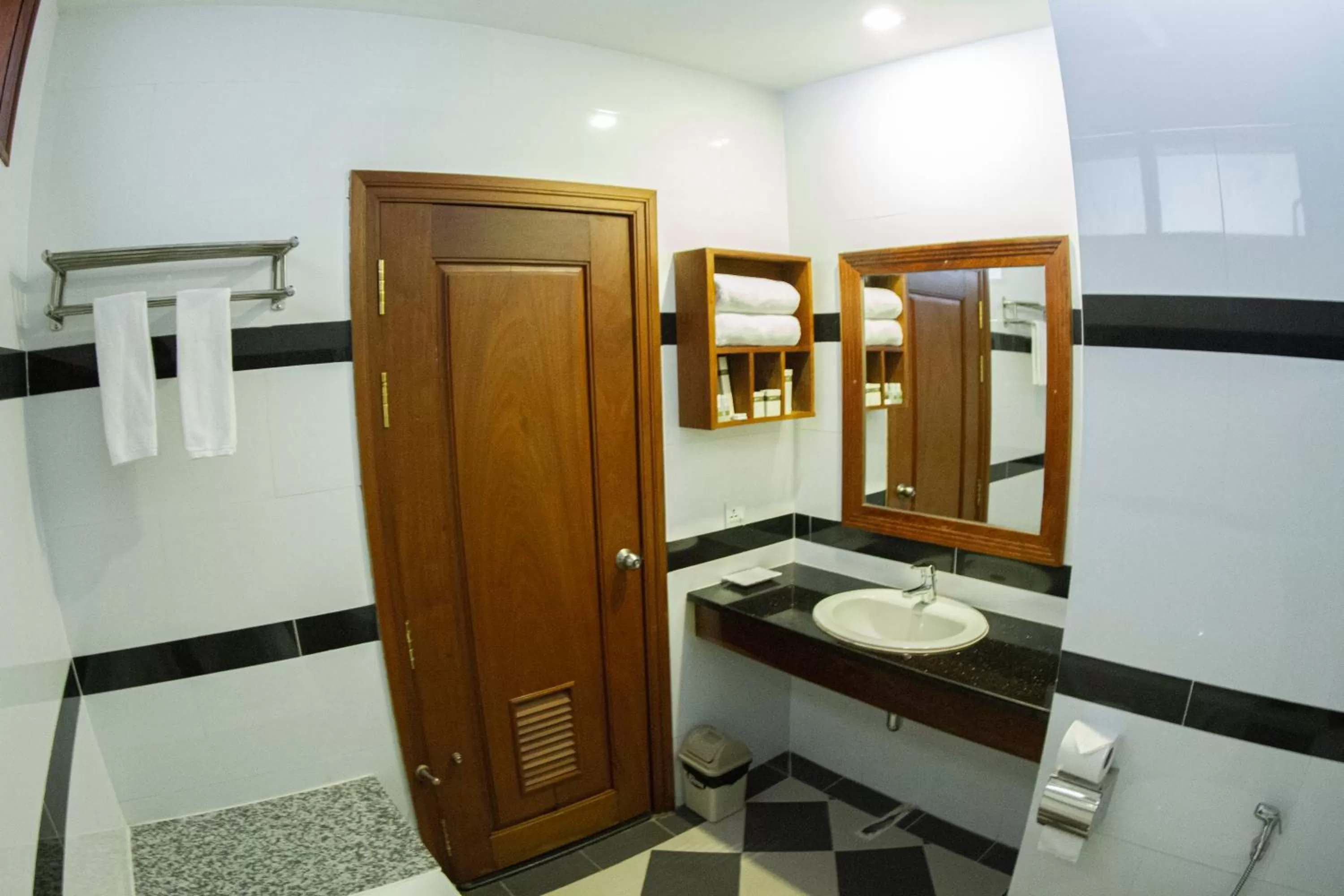 Bathroom in Kampong Thom Palace Hotel