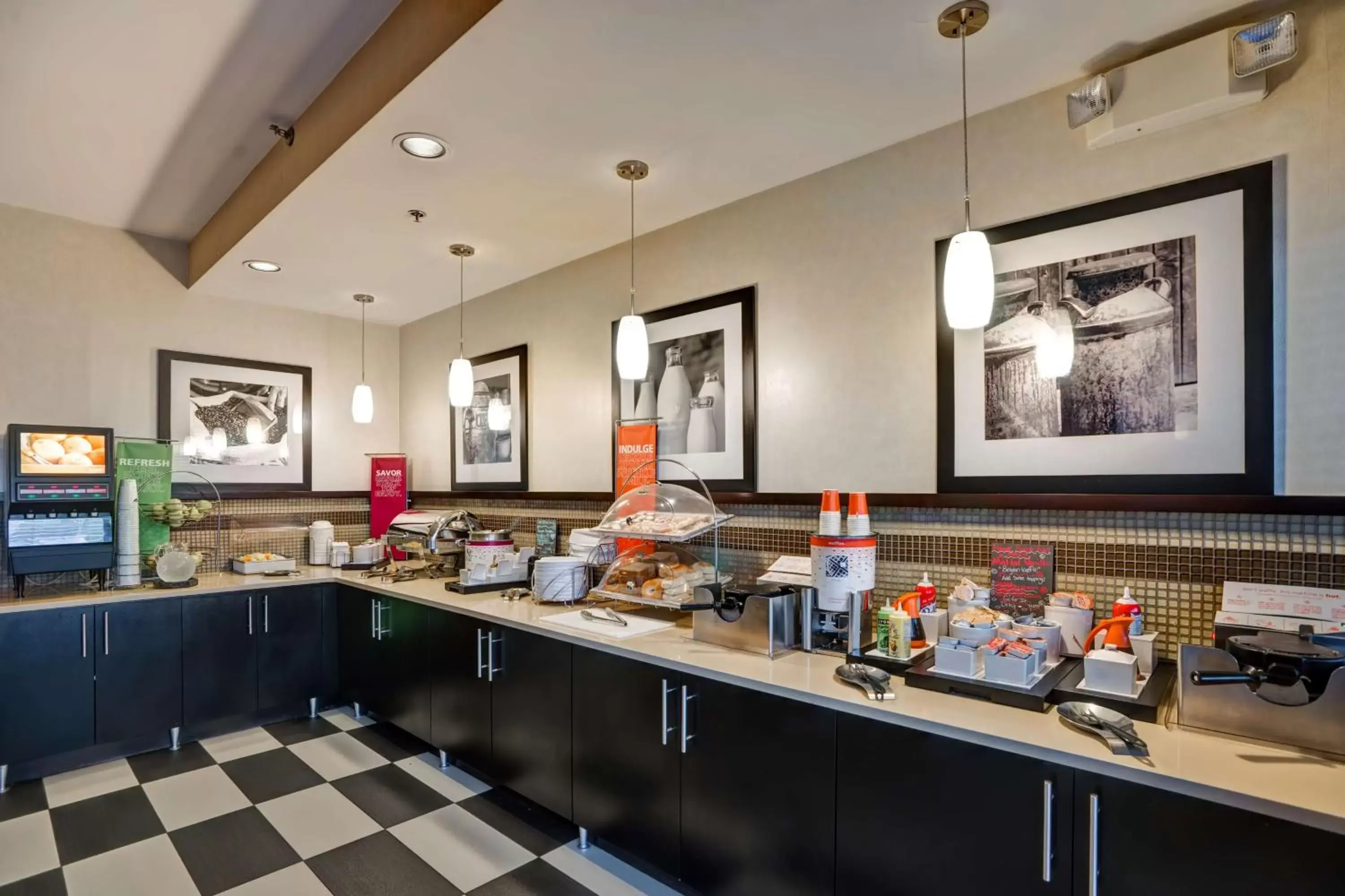 Dining area, Restaurant/Places to Eat in Hampton Inn Scranton at Montage Mountain