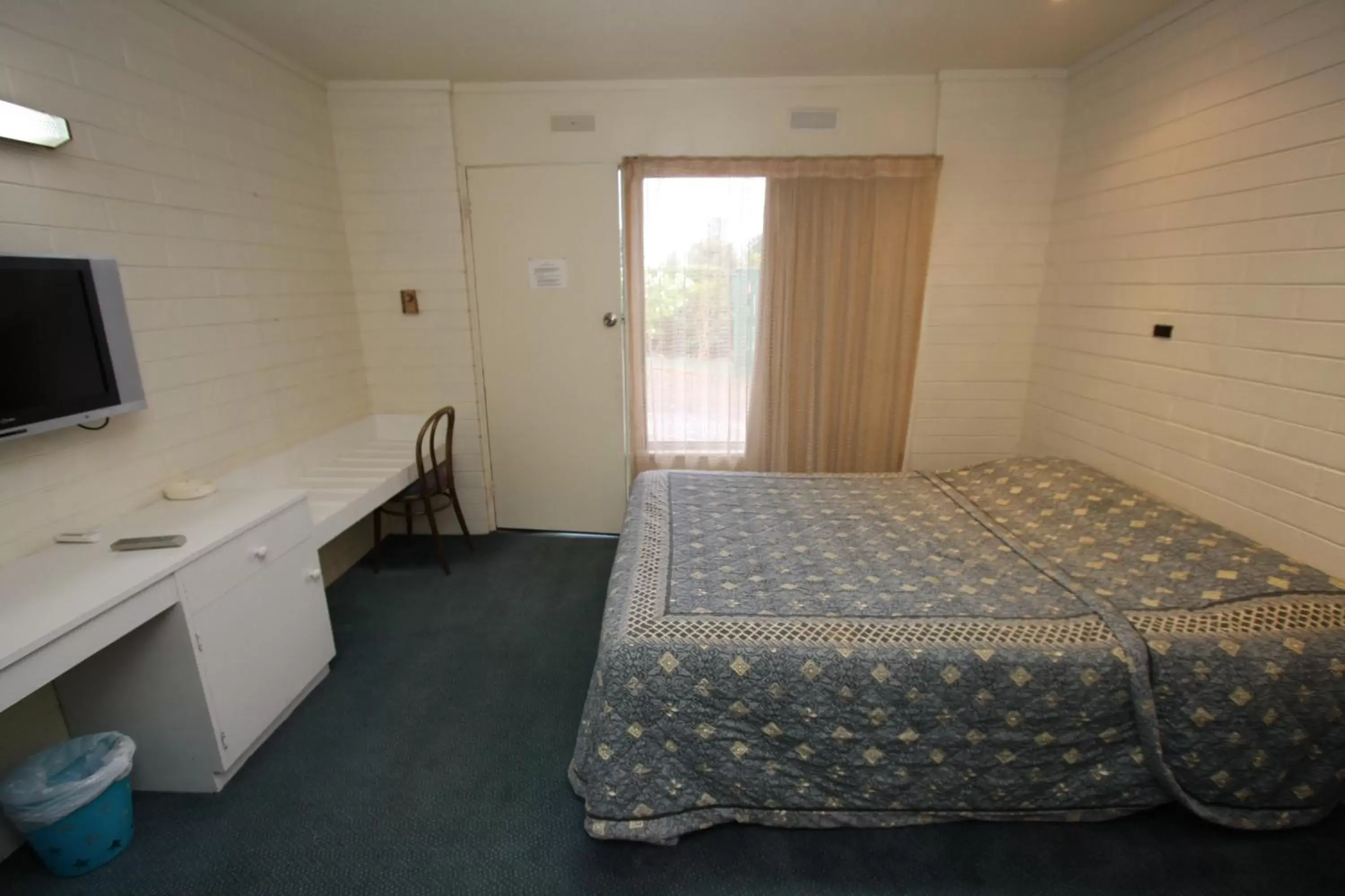 Standard Queen Room in Econo Lodge Portland
