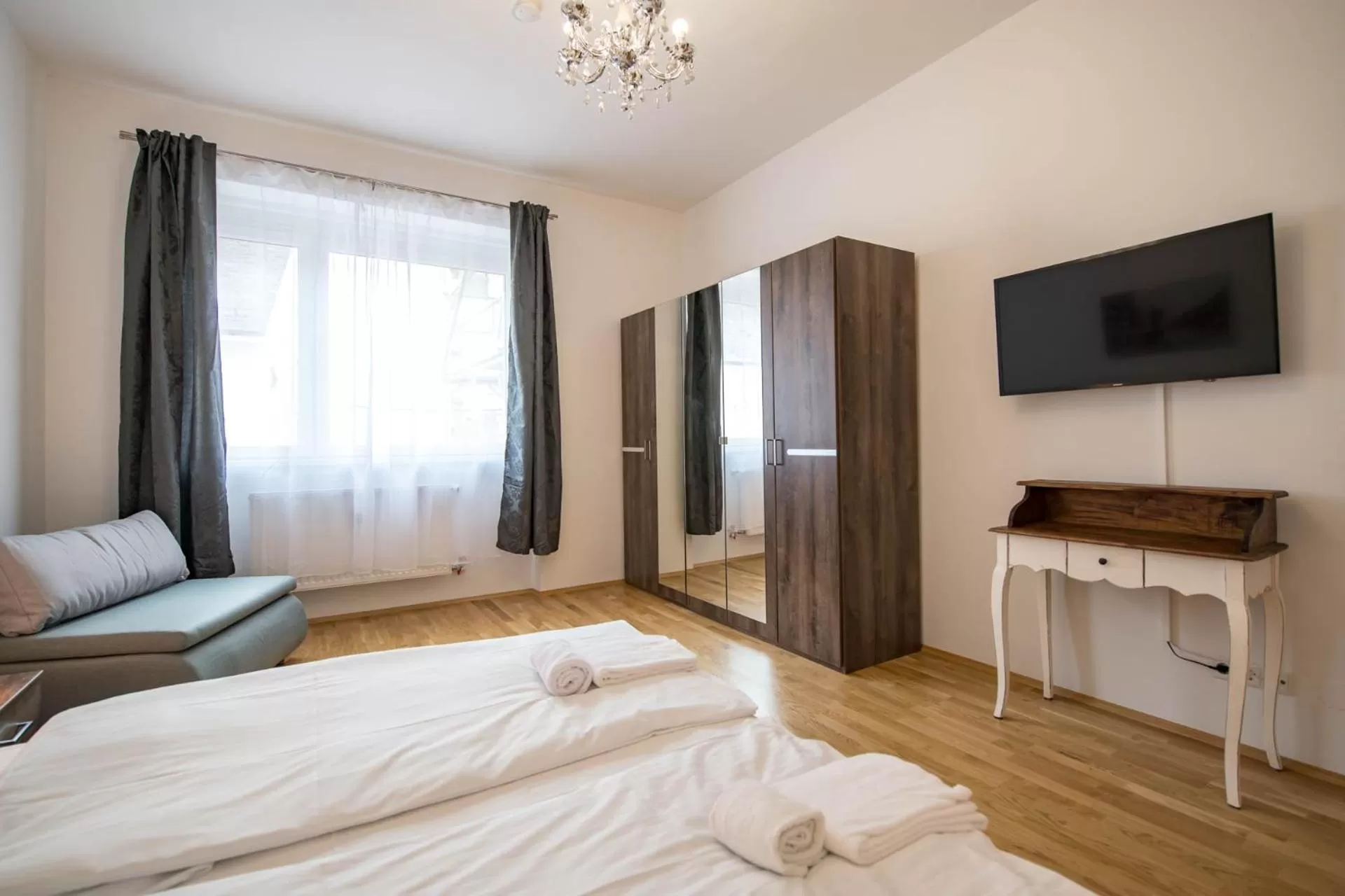 Photo of the whole room, TV/Entertainment Center in Minihotel Graz Apartments