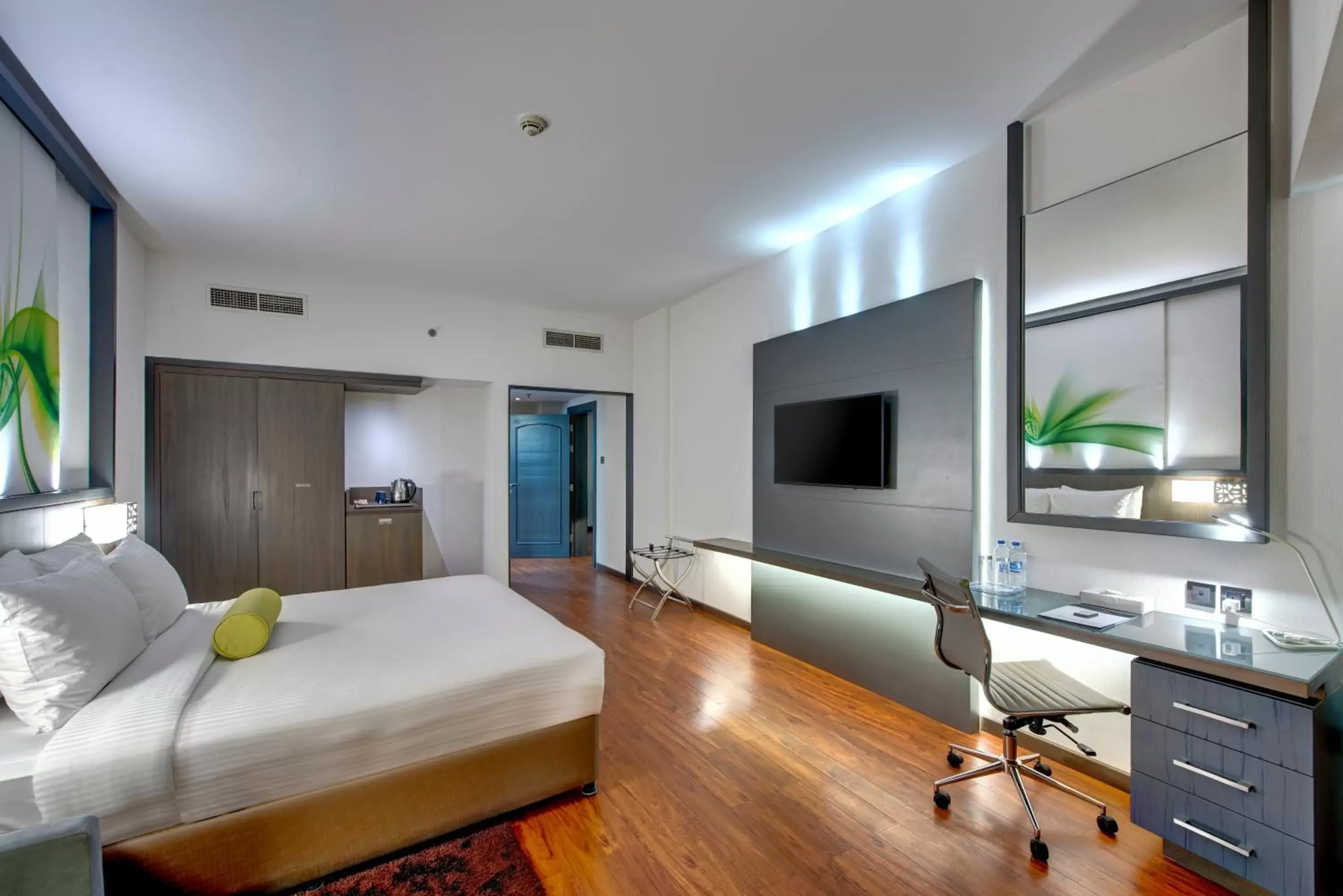Bedroom, TV/Entertainment Center in Howard Johnson Plaza by Wyndham Dubai Deira