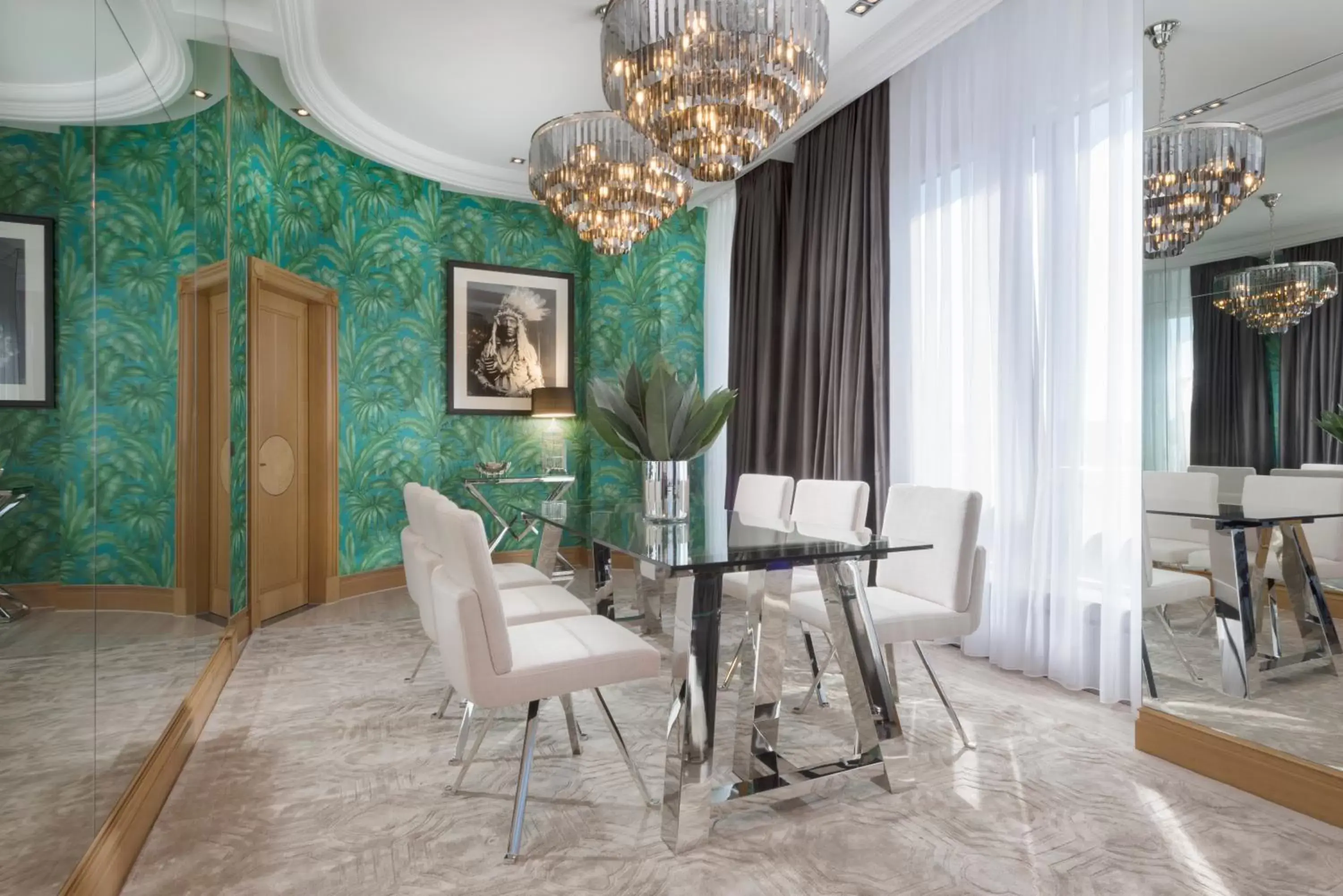 Living room, Dining Area in Hotel Palace Berlin