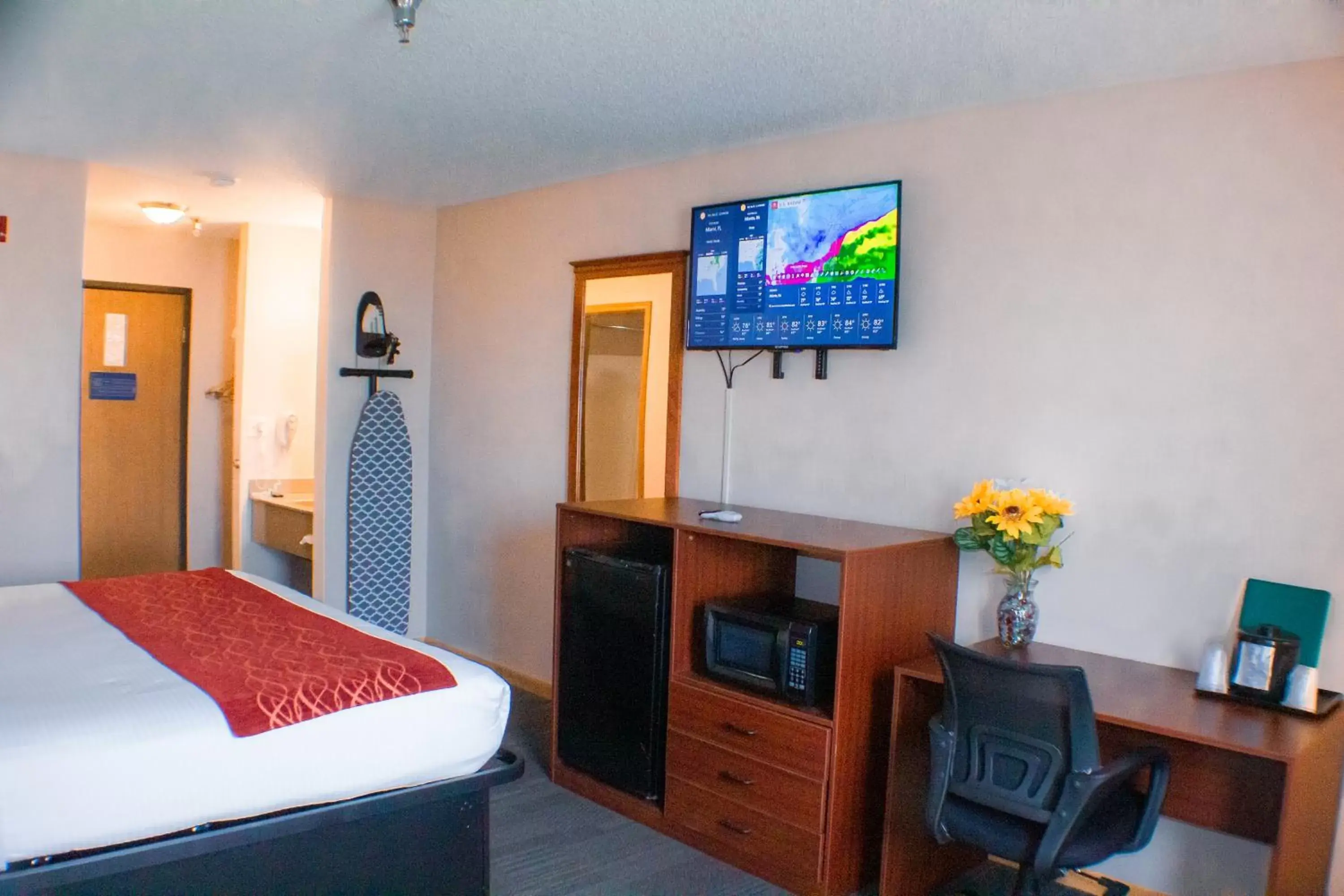 View (from property/room), TV/Entertainment Center in Victorian Inn & Suites-York