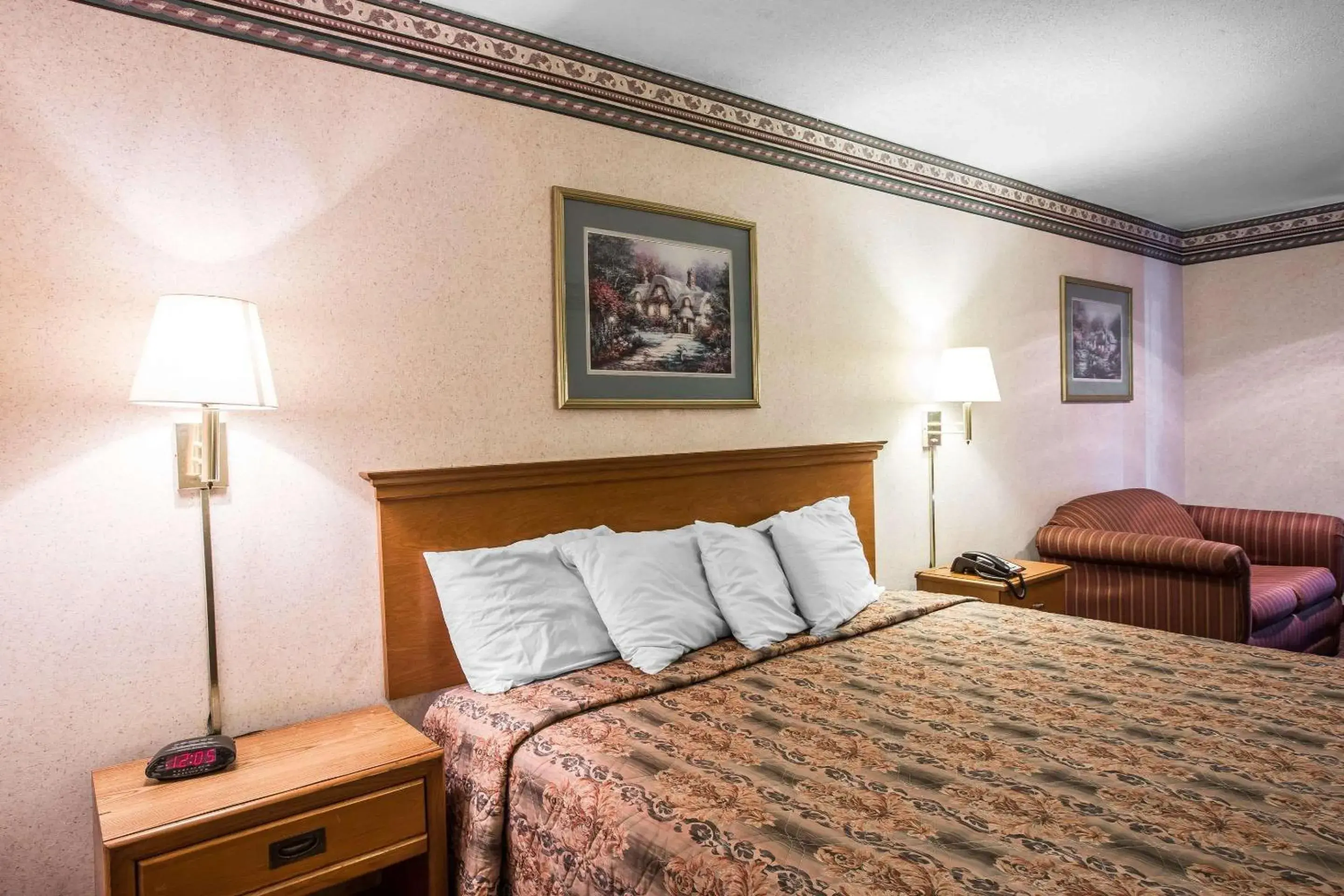 Photo of the whole room, Bed in Rodeway Inn Expo Center