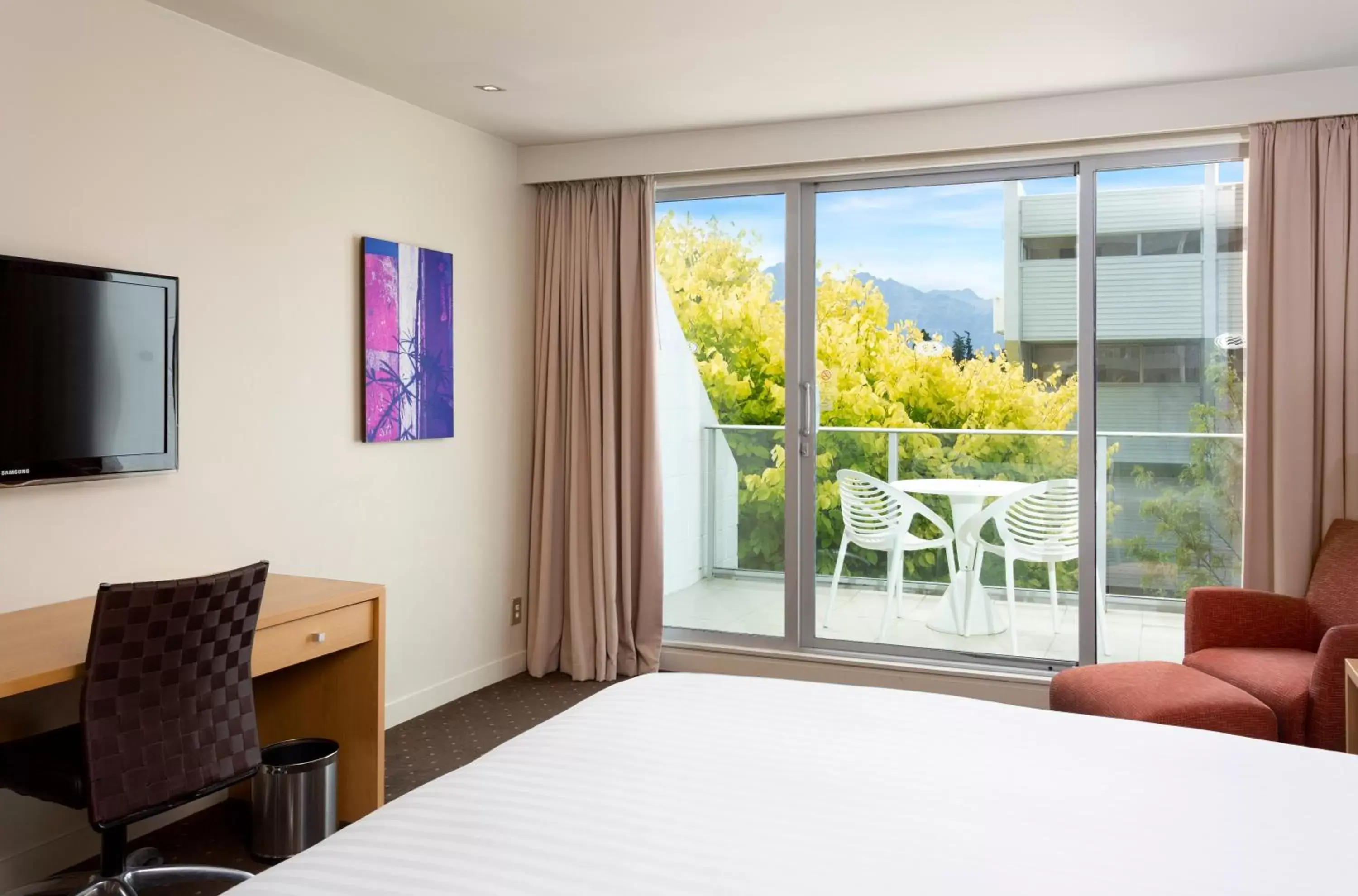 Balcony/Terrace, Bed in Crowne Plaza Queenstown, an IHG Hotel