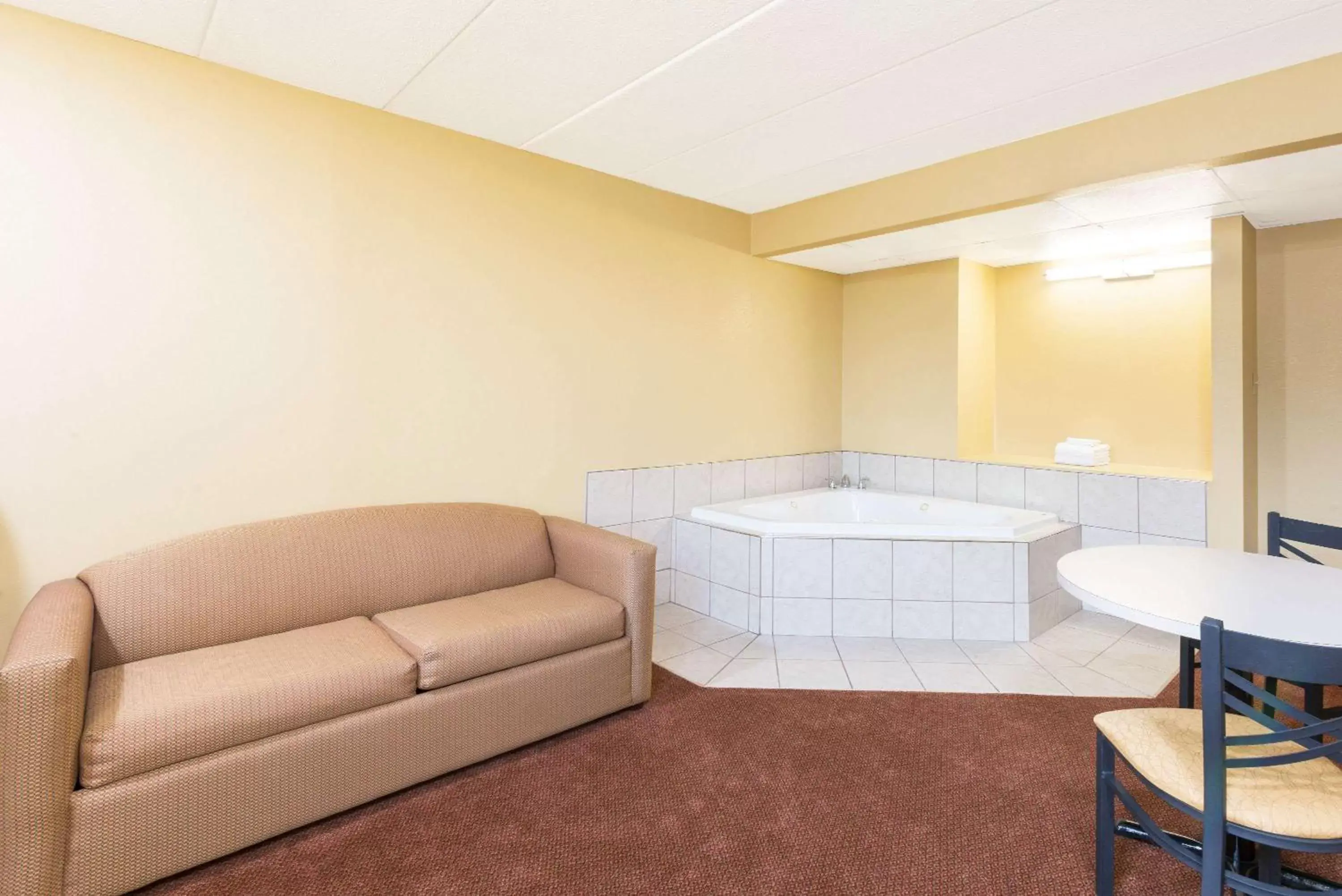 Photo of the whole room, Seating Area in Days Inn by Wyndham Hagerstown