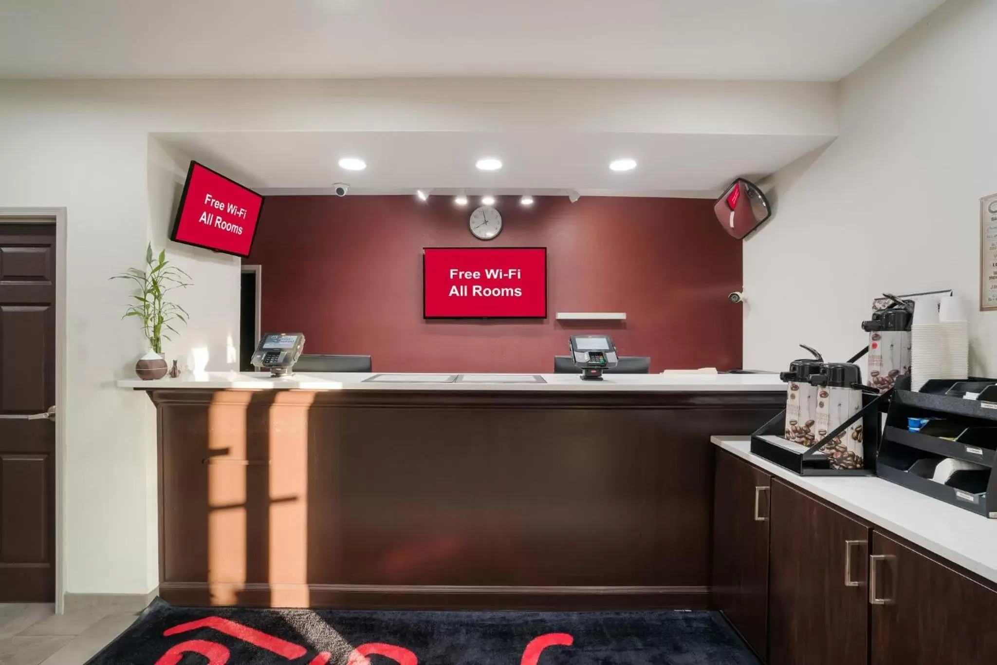 Lobby or reception in Red Roof Inn & Suites Carrollton, GA - West Georgia