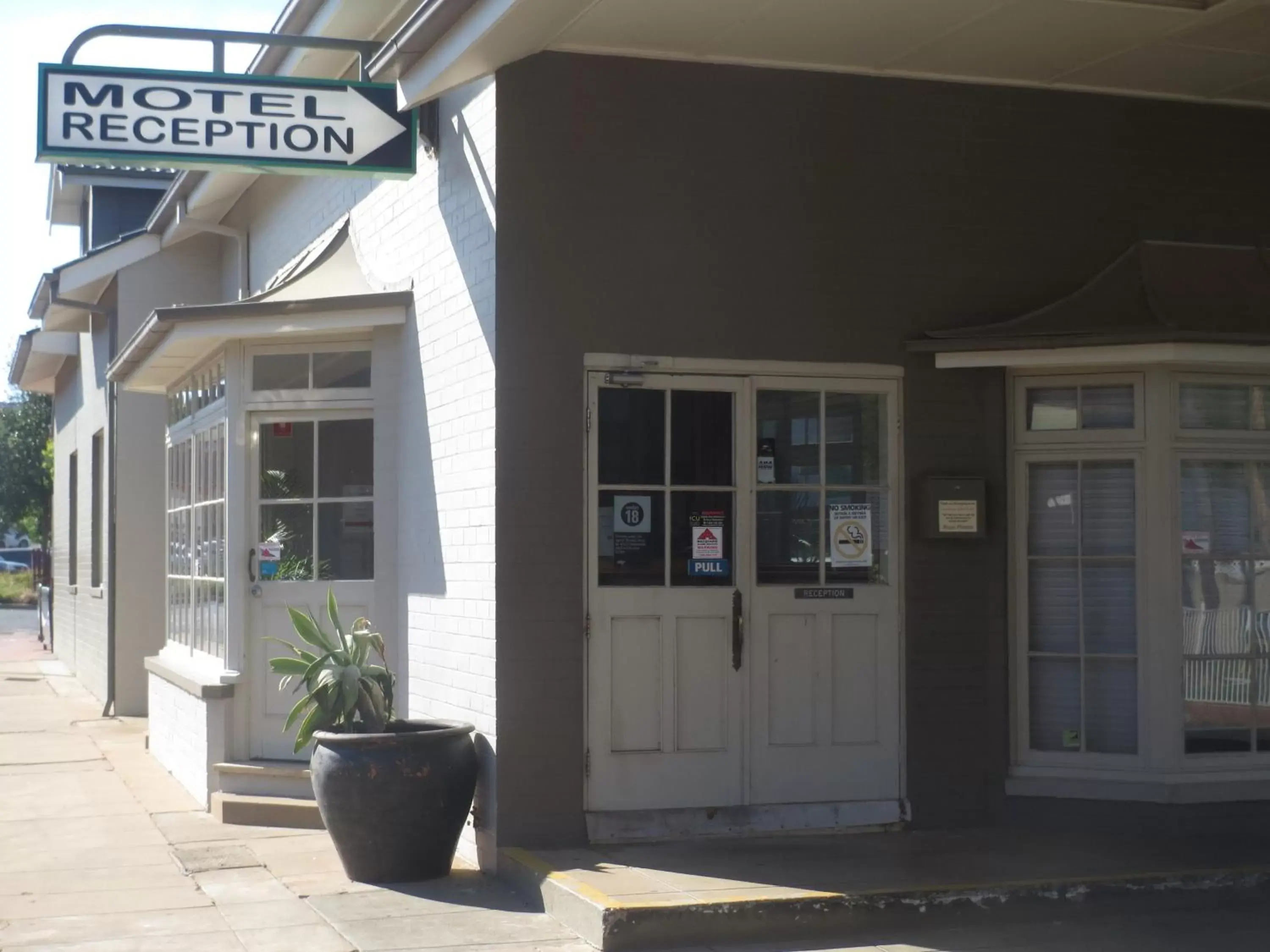 Facade/entrance in Coachman Hotel Motel