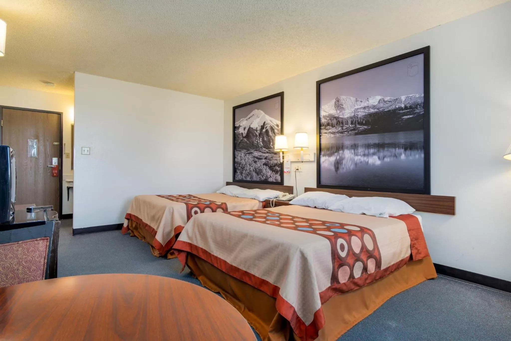 Photo of the whole room in Super 8 by Wyndham Limon