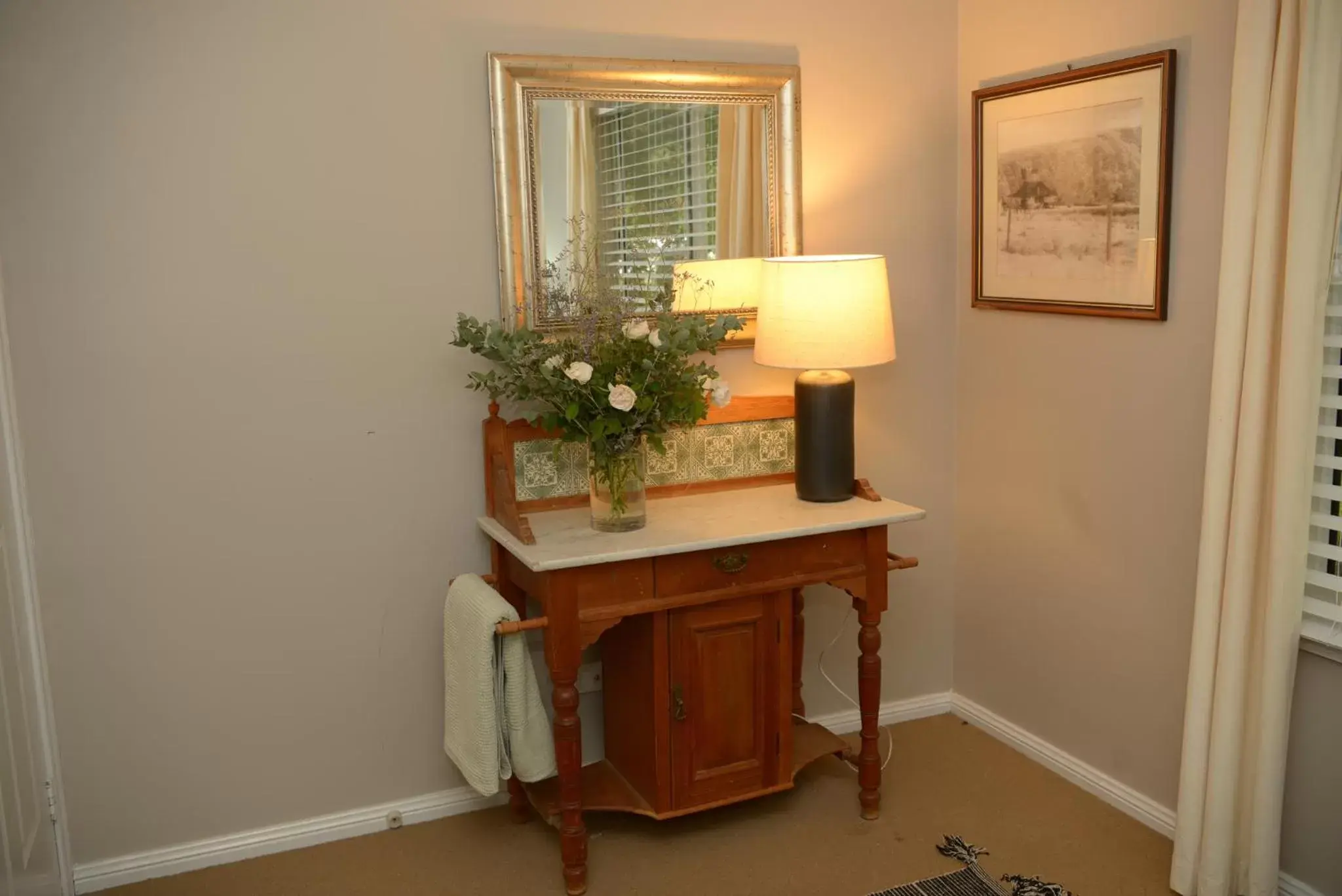 hair dresser, TV/Entertainment Center in Borrodell Vineyard