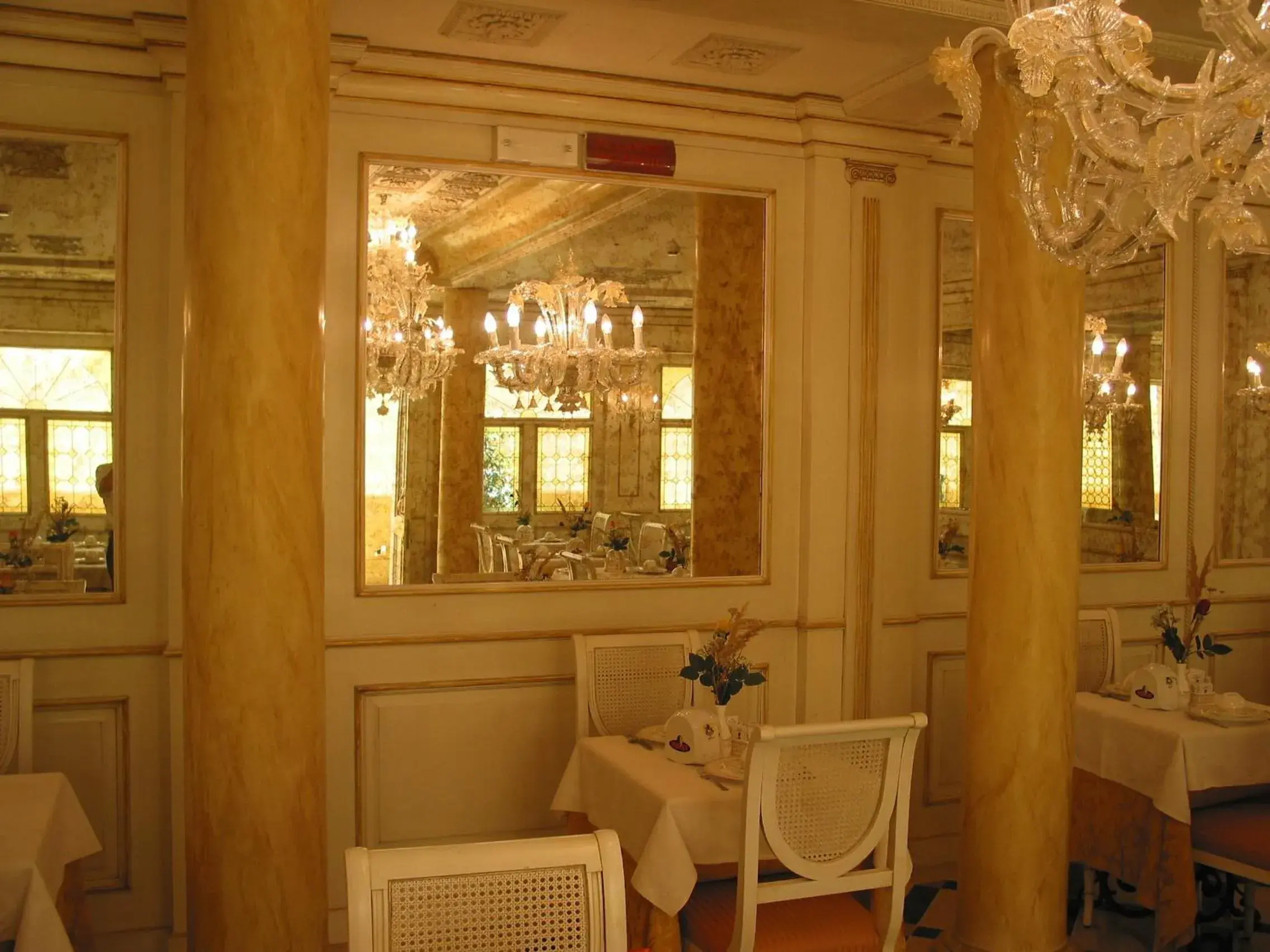 Restaurant/places to eat in Hotel Belle Epoque