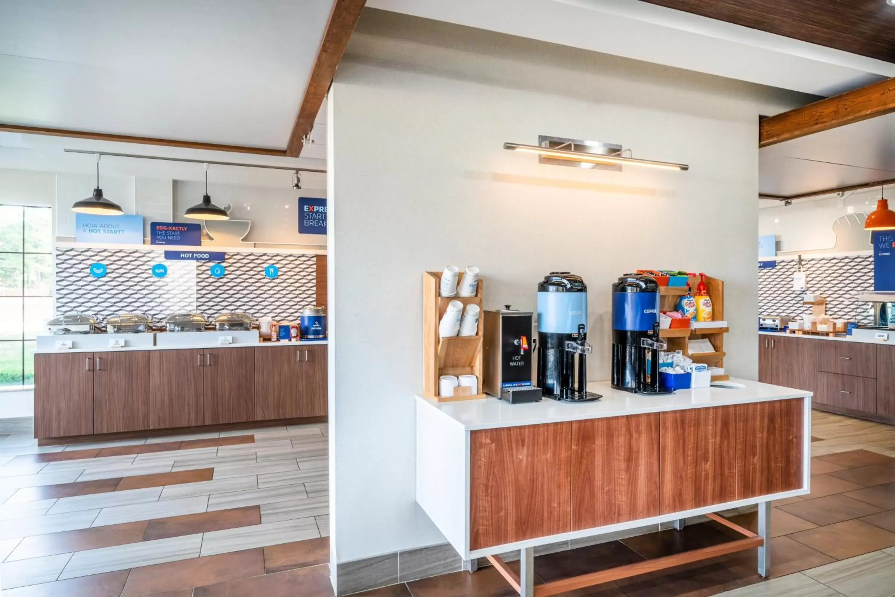 Photo of the whole room, Kitchen/Kitchenette in Holiday Inn Express Hotel & Suites Tappahannock, an IHG Hotel