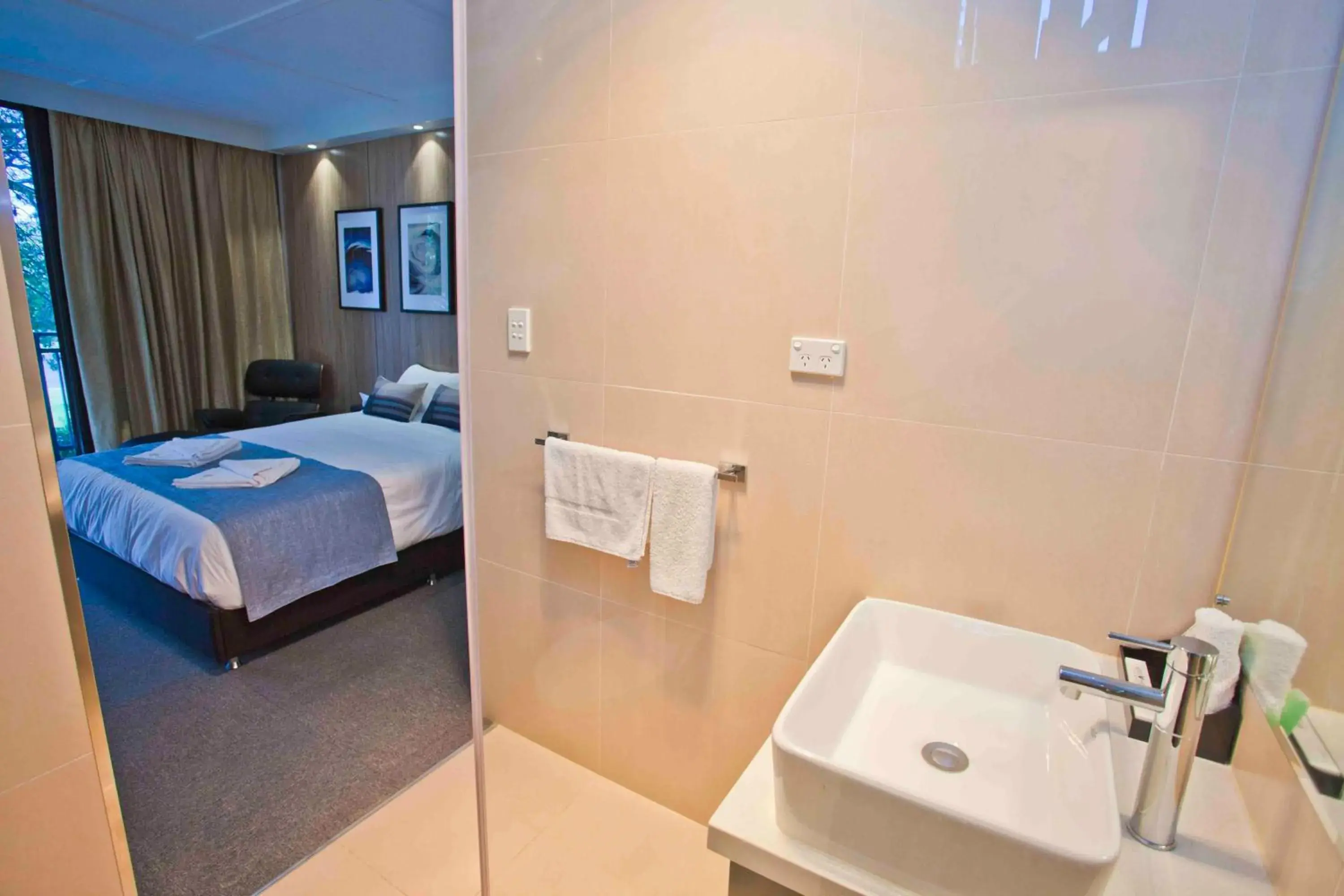 Photo of the whole room, Bathroom in Kings Park - Accommodation