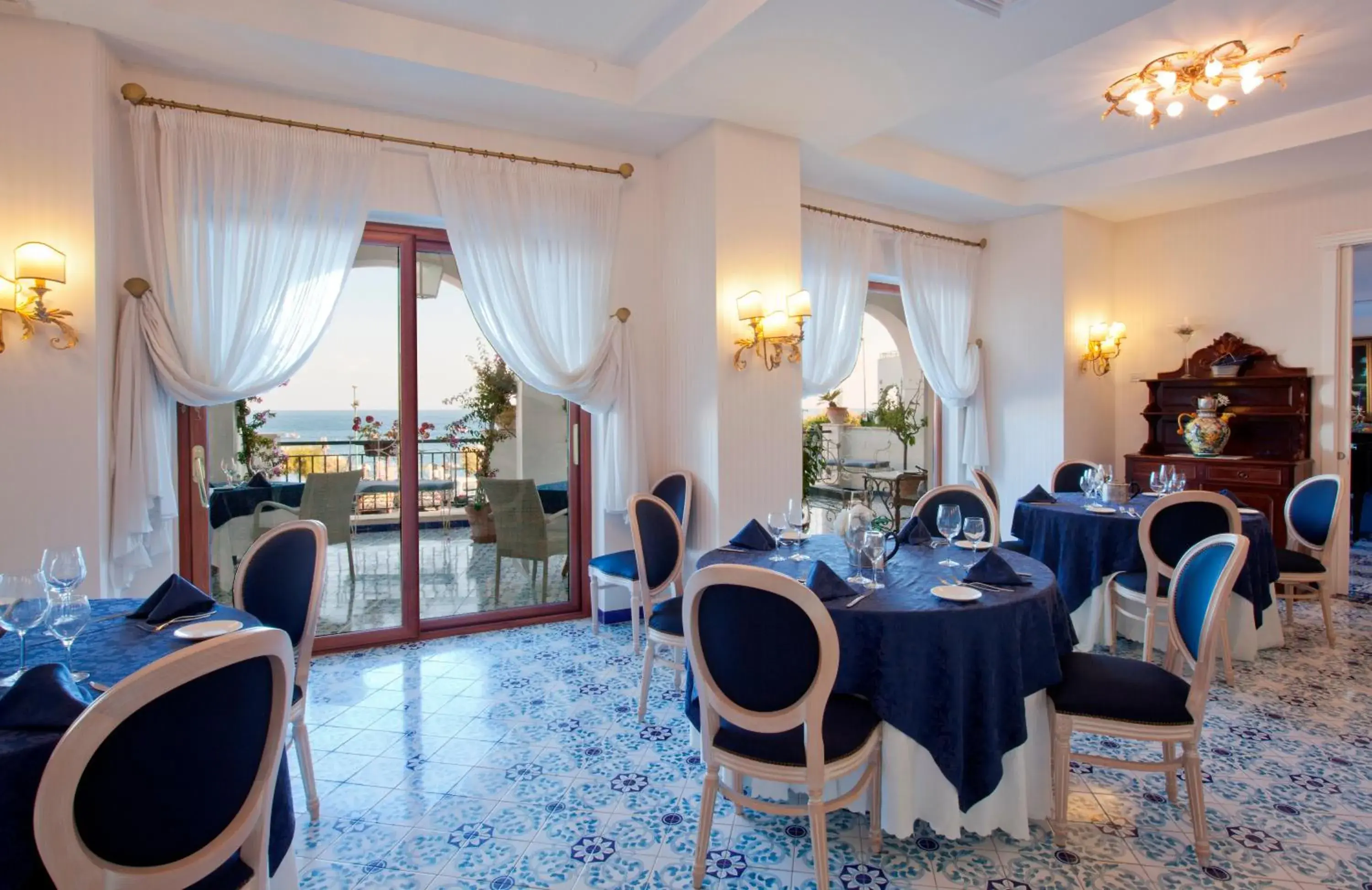 Restaurant/Places to Eat in Punta Campanella Resort & Spa