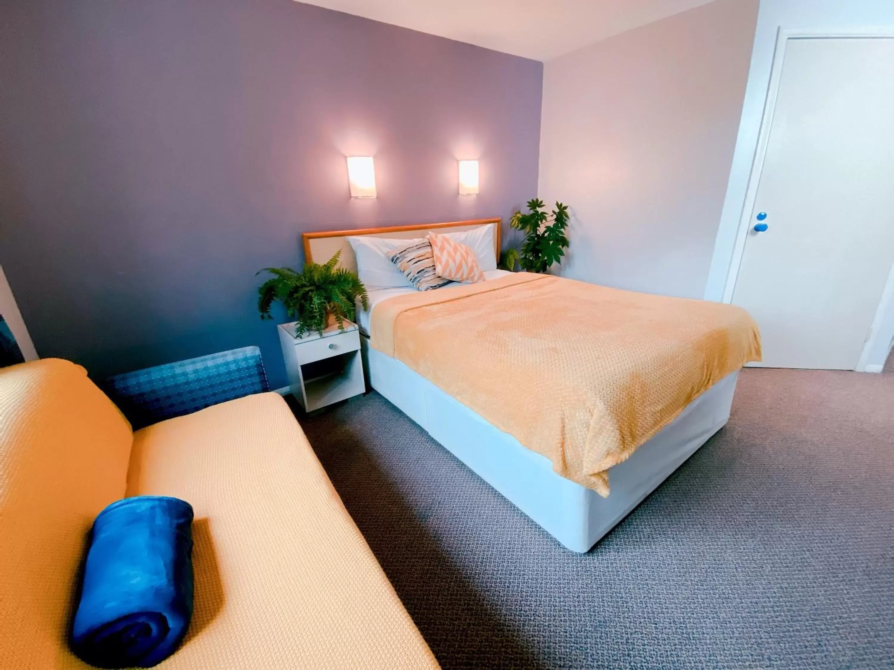 Bedroom, Bed in Redwings Lodge Baldock