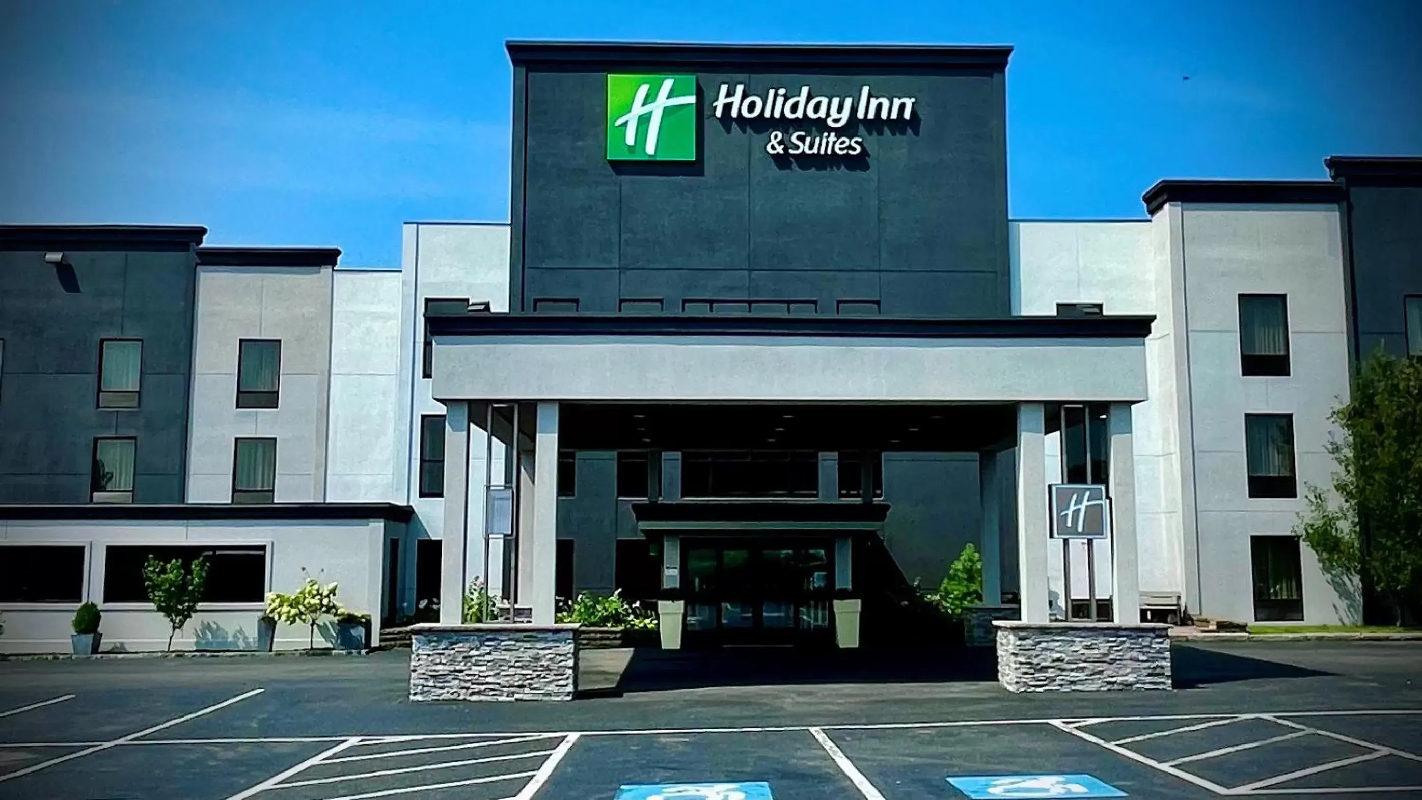 Facade/entrance, Property Building in Holiday Inn & Suites Syracuse Airport - Liverpool, an IHG Hotel
