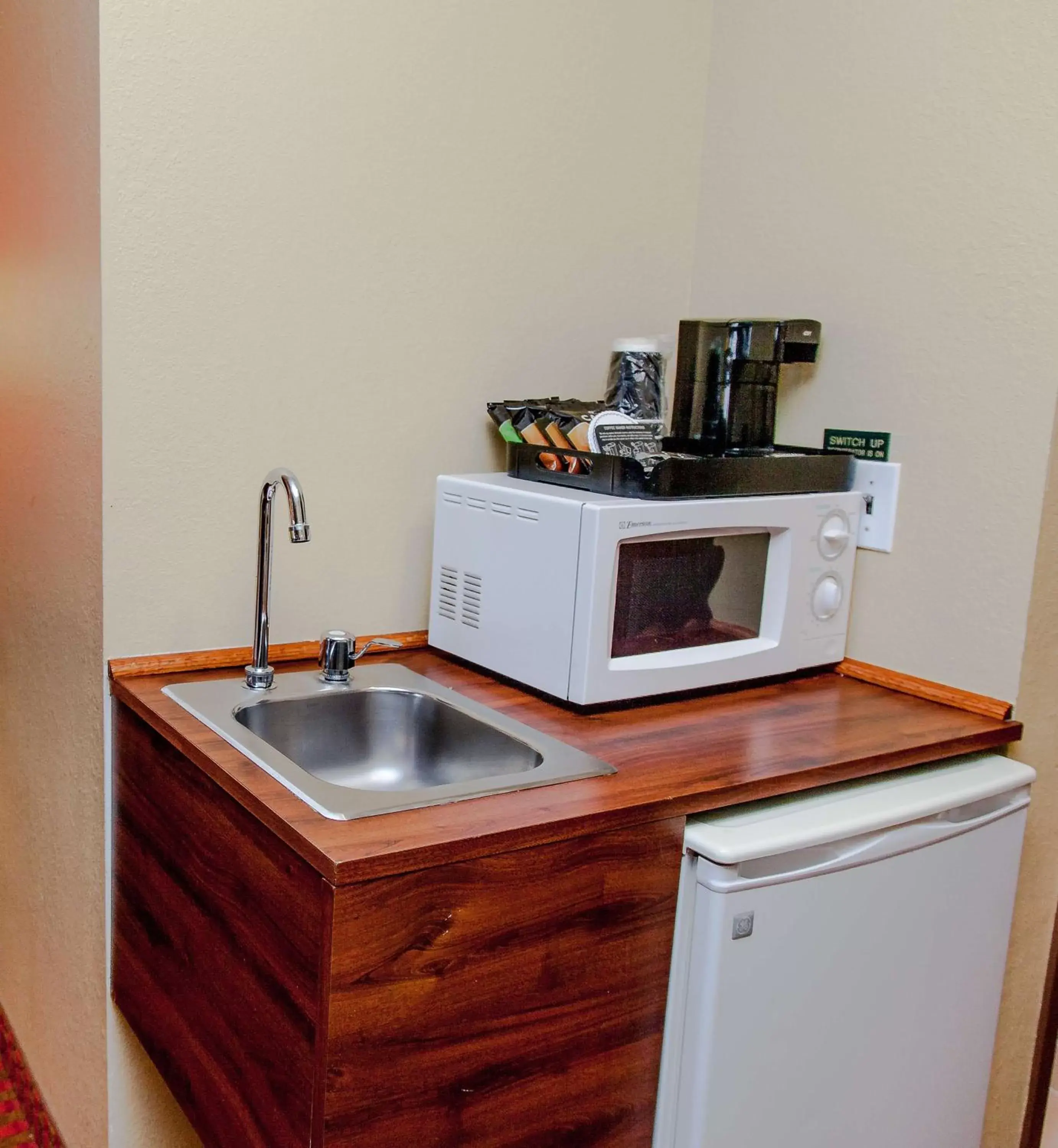 Coffee/tea facilities, Kitchen/Kitchenette in Comfort Inn & Suites at I-74 and 155