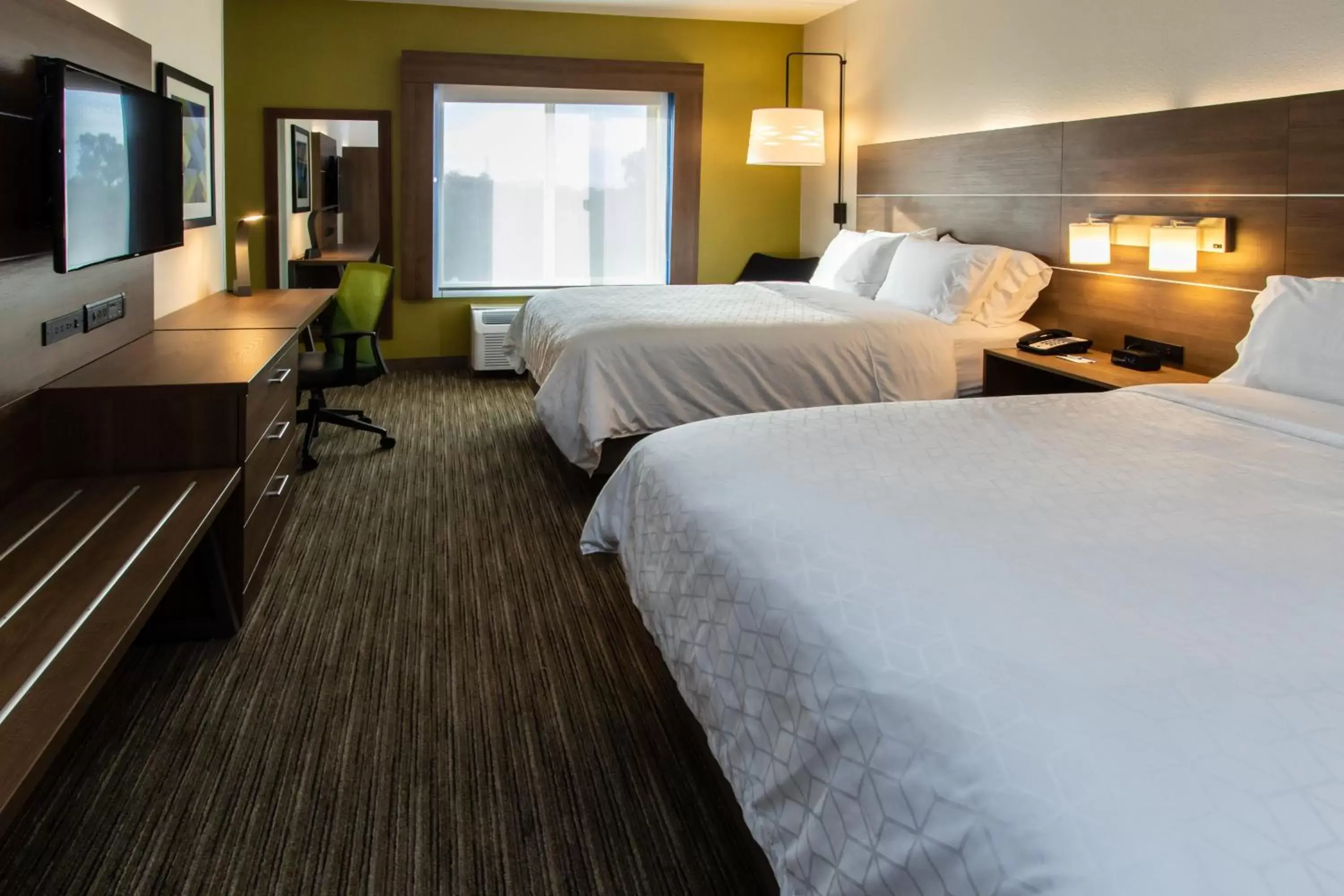 Photo of the whole room, Bed in Holiday Inn Express Hotel & Suites Roseville - Galleria Area, an IHG Hotel