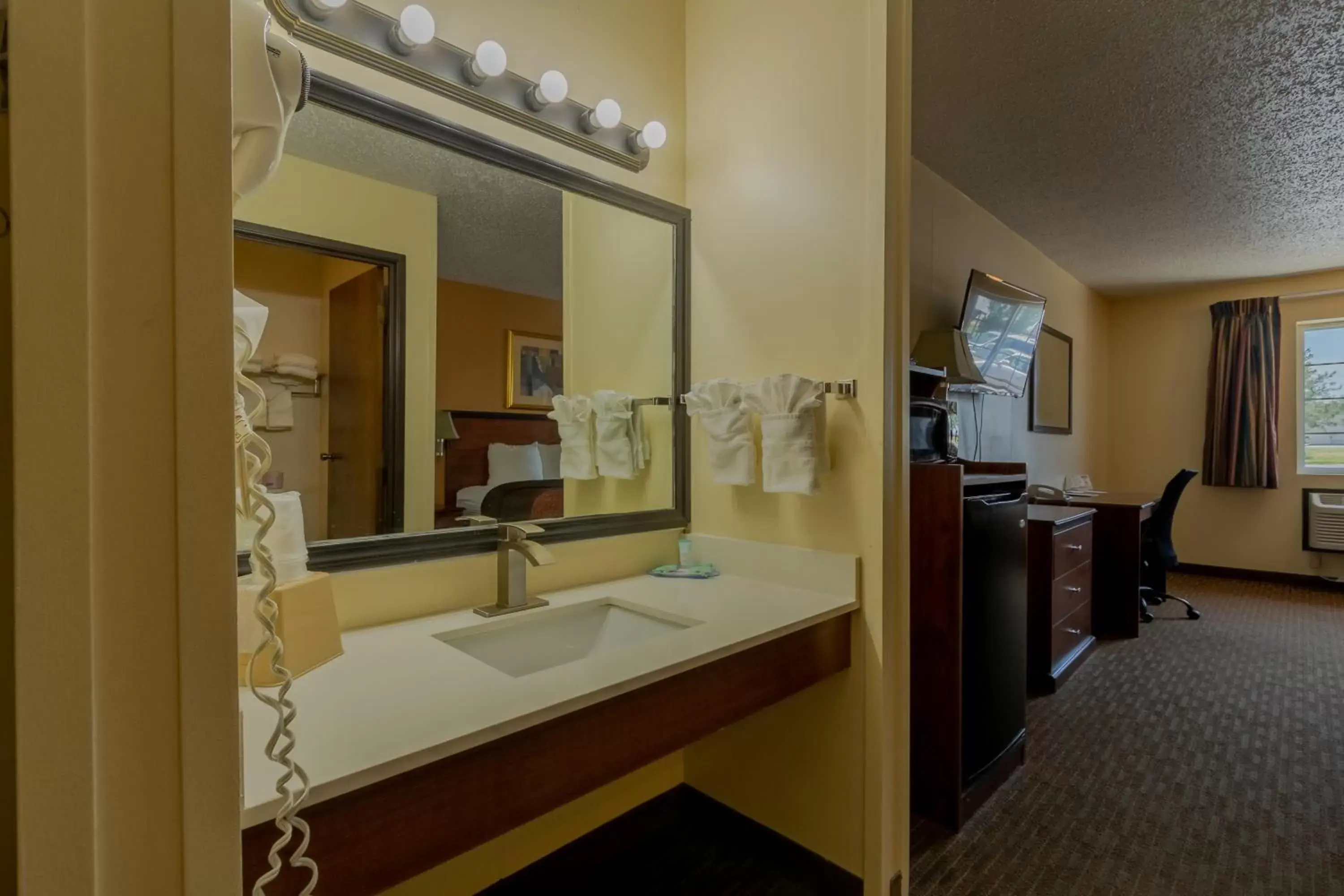 Communal lounge/ TV room, Bathroom in Thunderbird Lodge