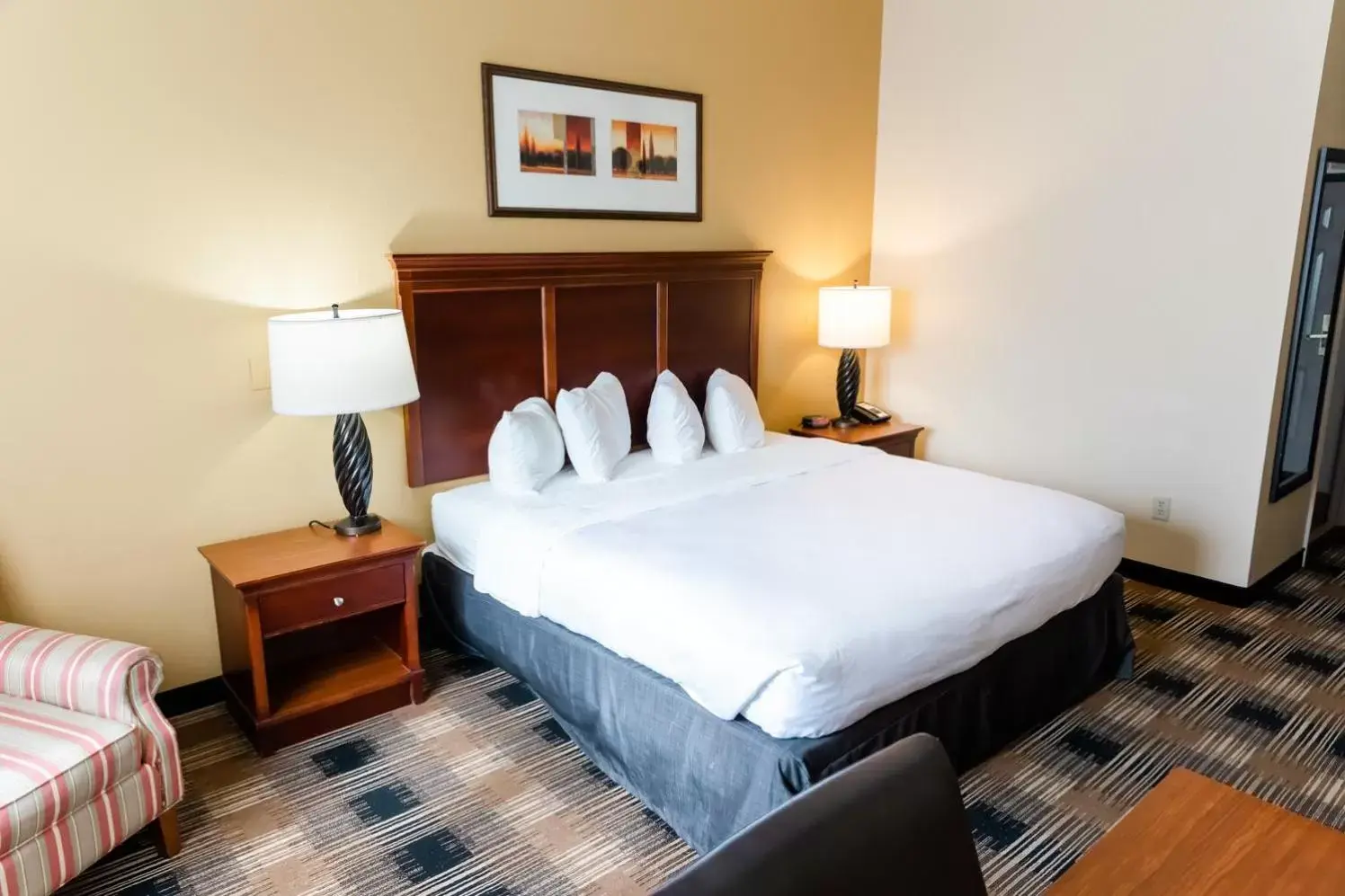 Bed in Country Inn & Suites by Radisson, Helen, GA