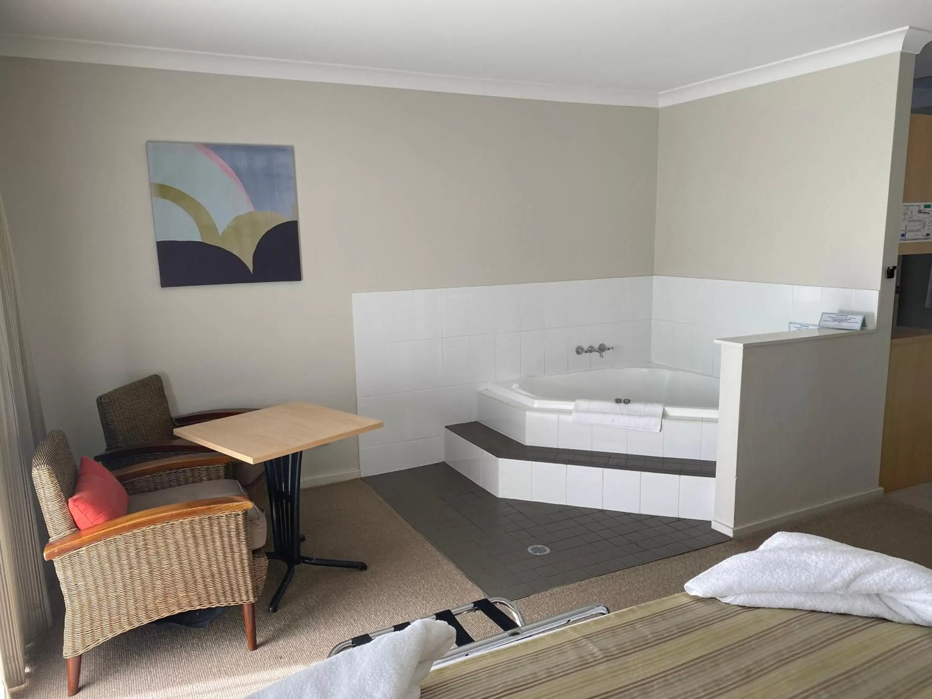 Bath, Bed in Maitland City Motel