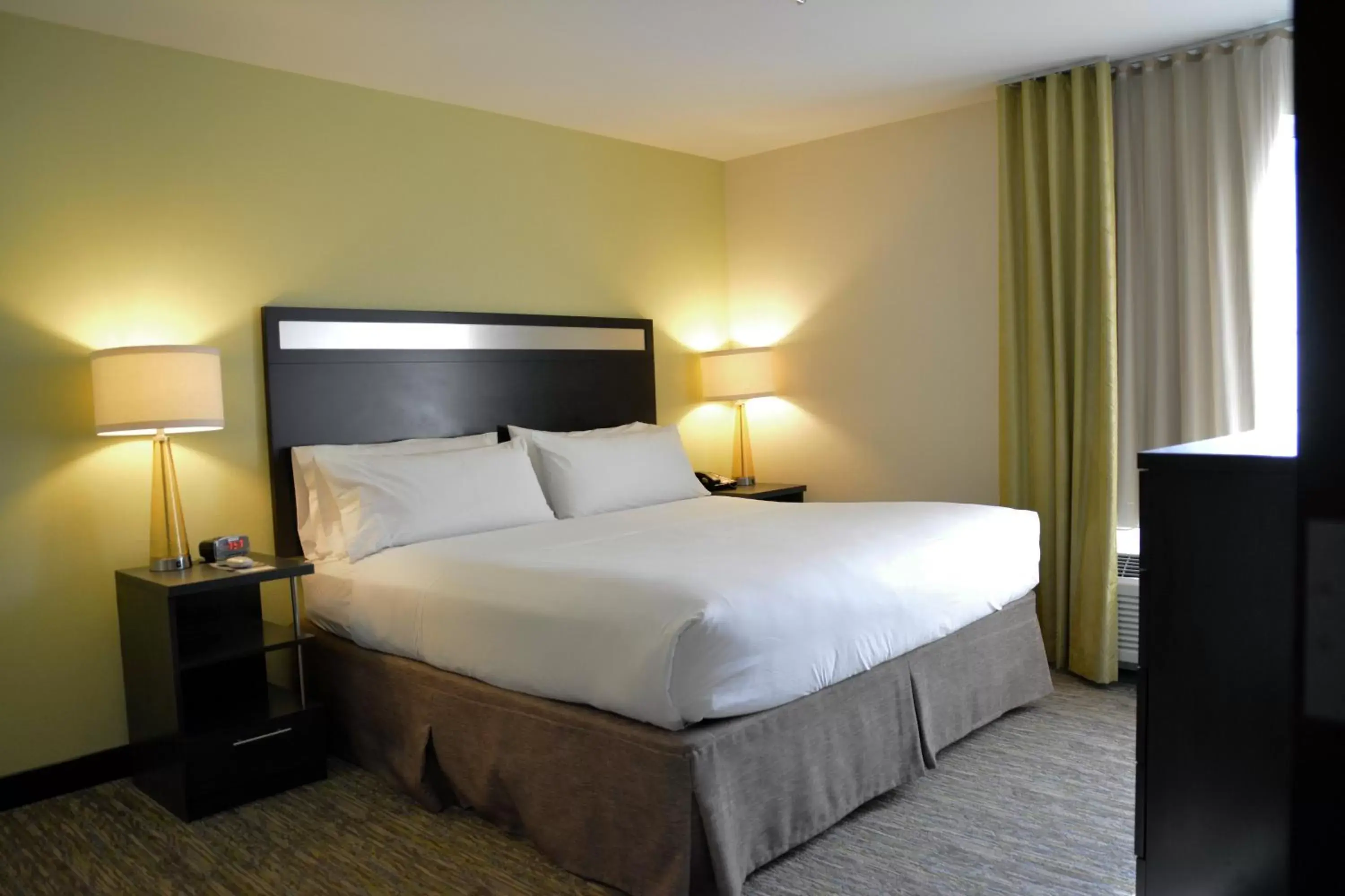 Photo of the whole room, Bed in Candlewood Suites Youngstown W - I-80 Niles Area, an IHG Hotel