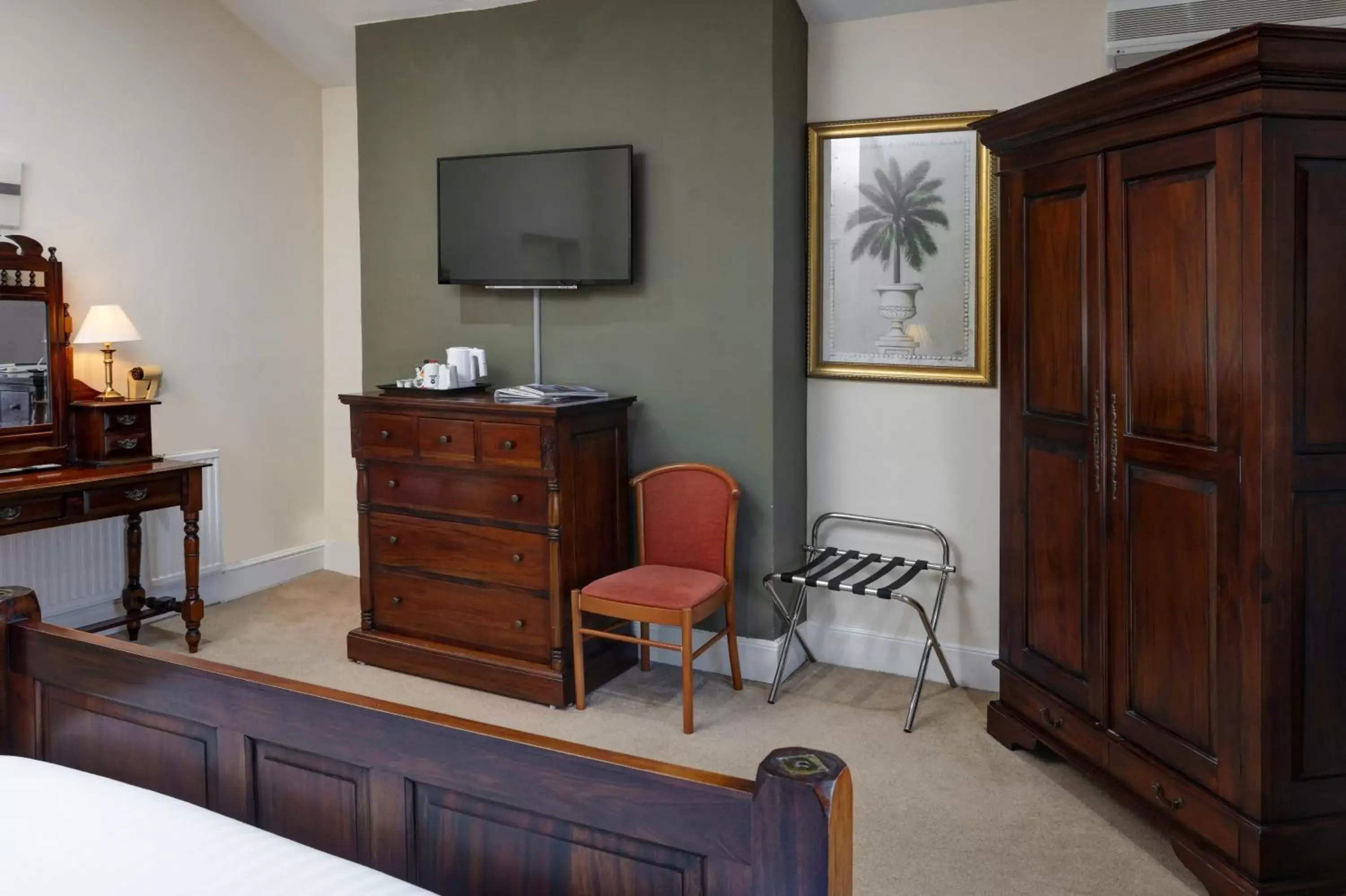 Bedroom, TV/Entertainment Center in Best Western Claydon Hotel