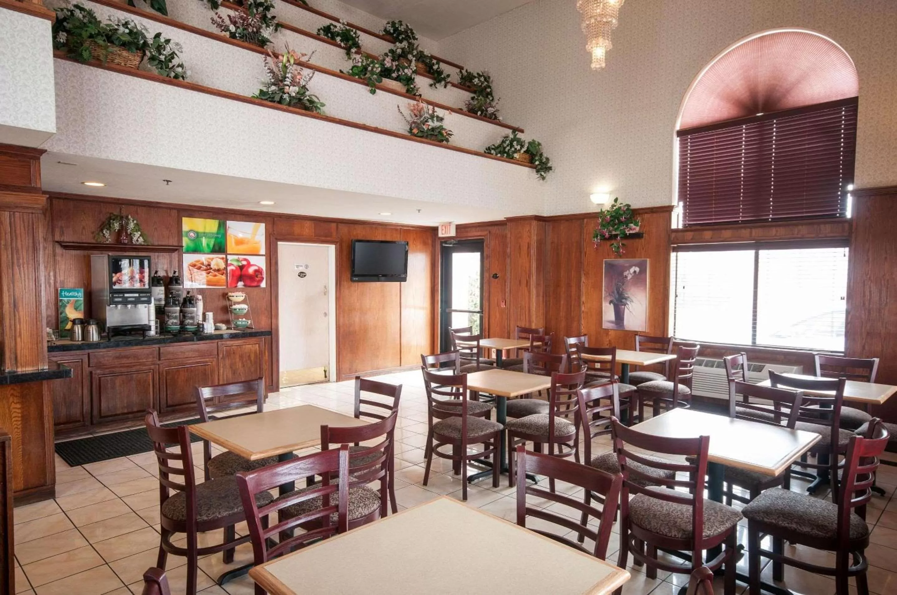 Restaurant/Places to Eat in Quality Suites Albuquerque Airport