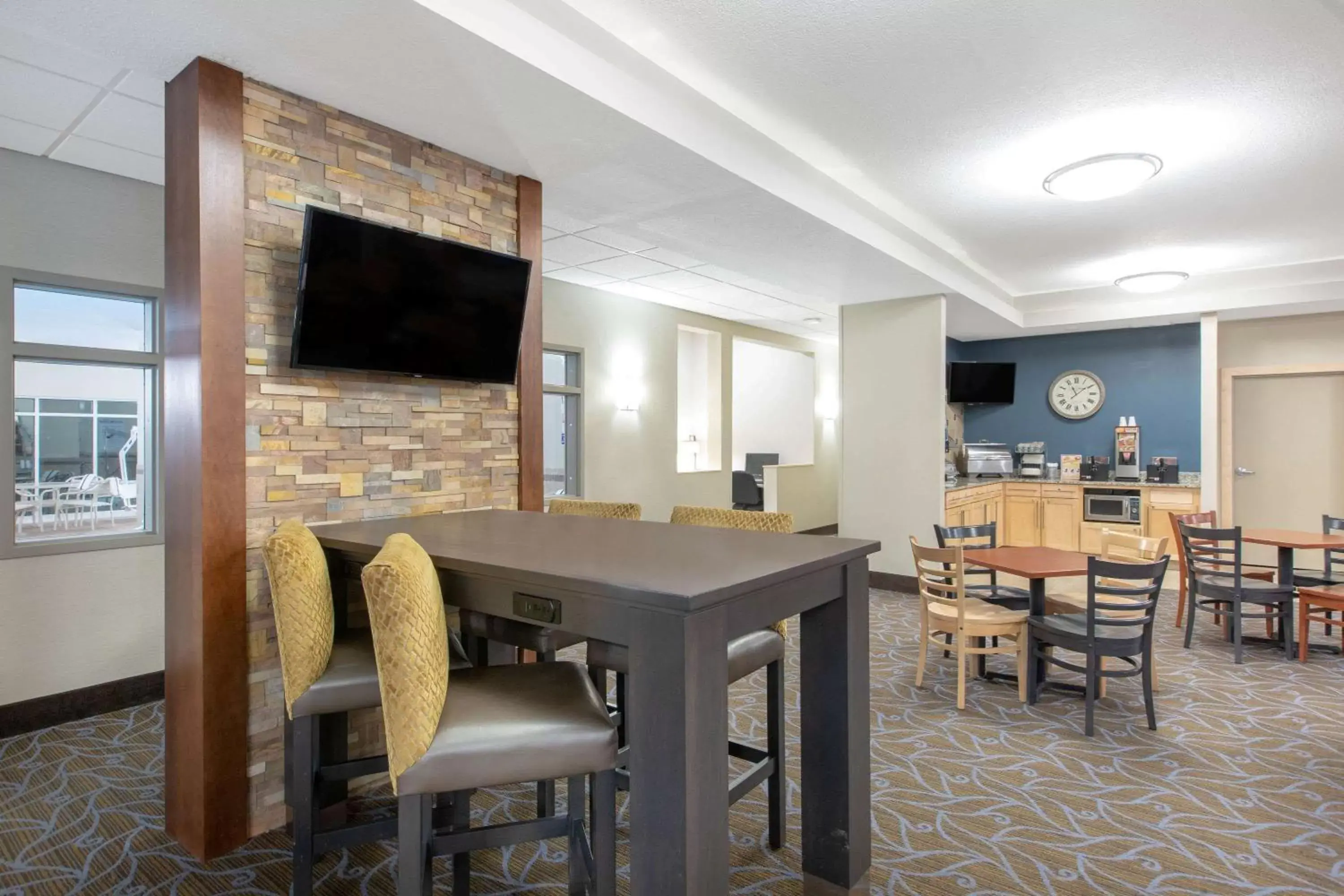 Lobby or reception, Restaurant/Places to Eat in AmericInn by Wyndham Humboldt