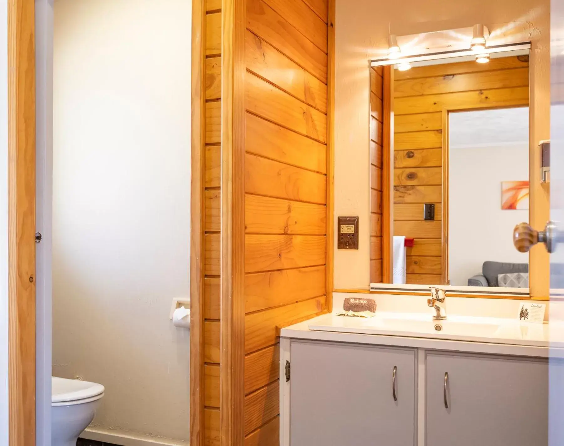 Bathroom in Tudor Park Motel