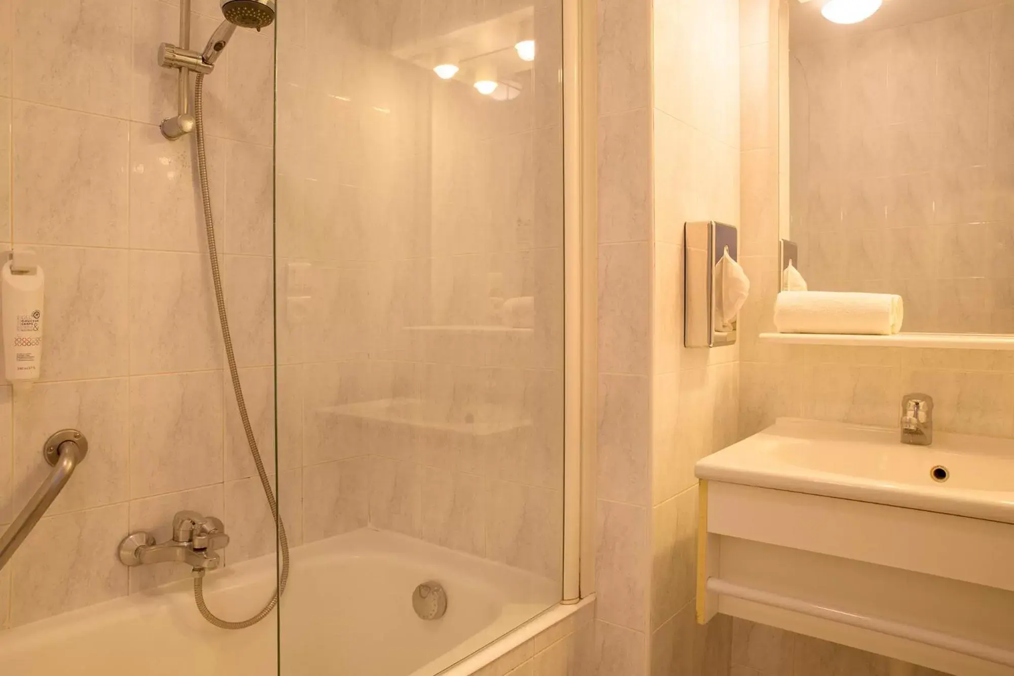 Bathroom in The Originals Boutique, Hôtel du Pont Roupt, Mende (Inter-Hotel)