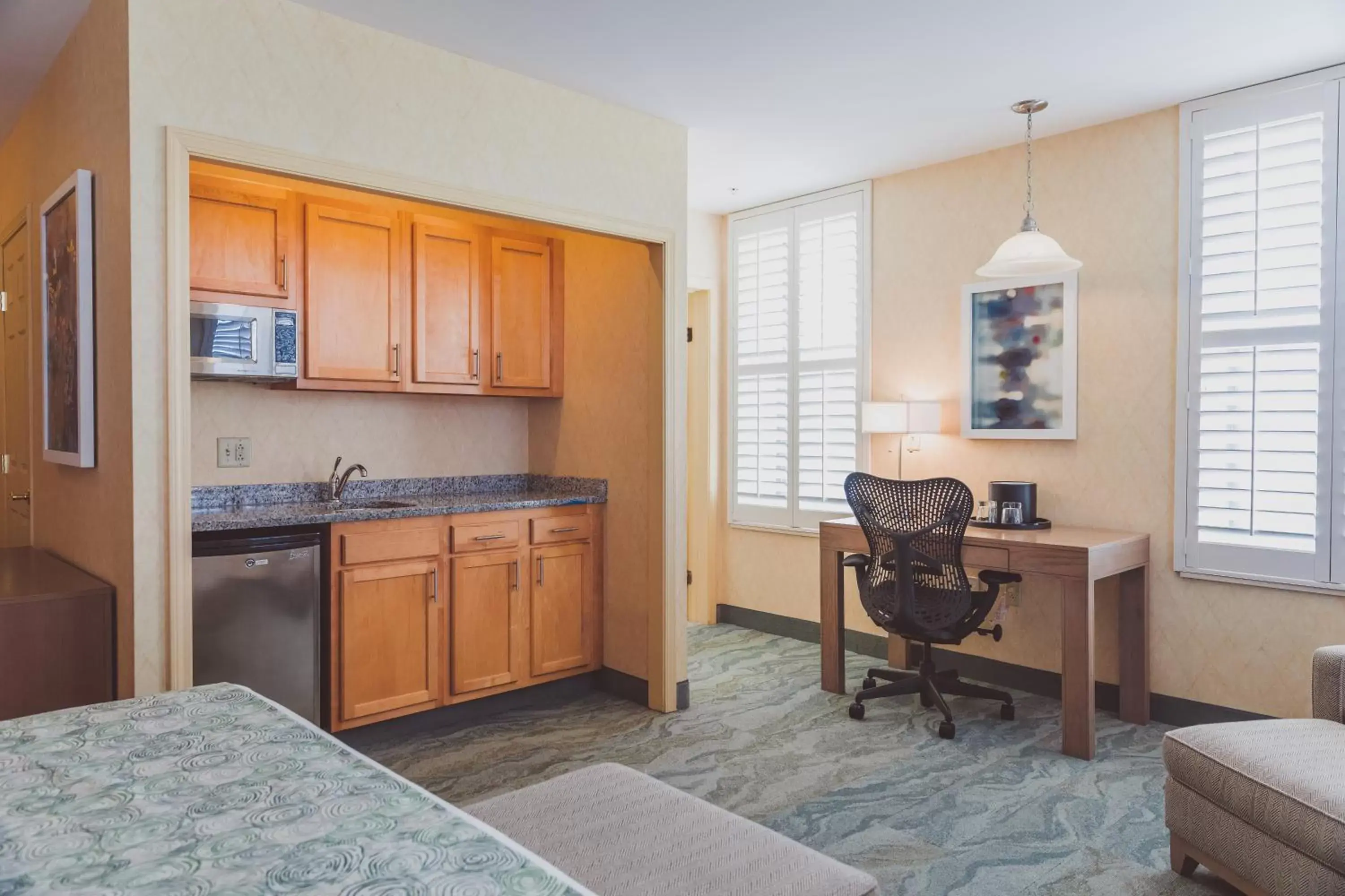 Photo of the whole room, Kitchen/Kitchenette in The Parkview Hotel