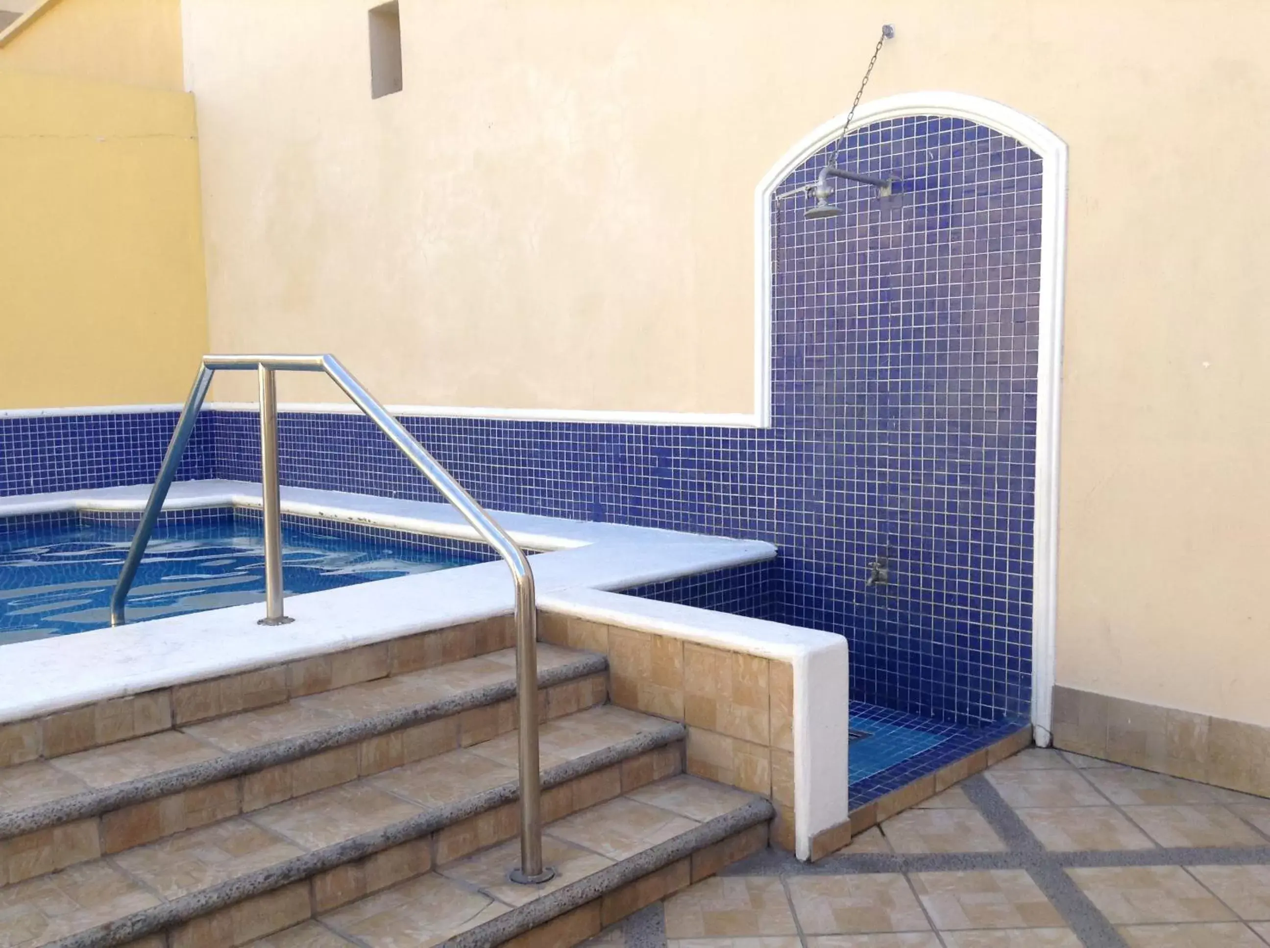 Swimming pool, Bathroom in Hotel La Siesta