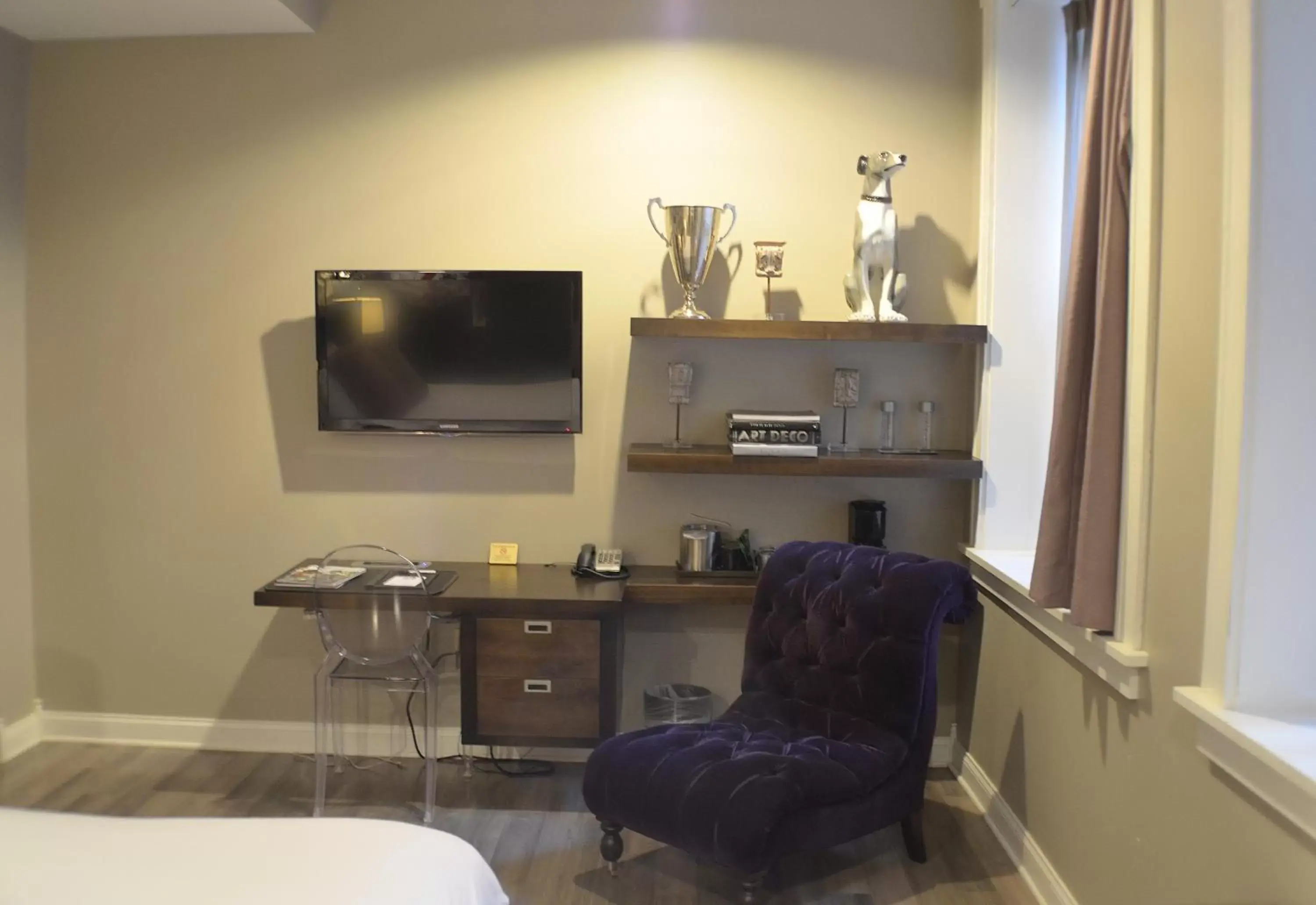 TV and multimedia, Bed in Hotel at the Lafayette Trademark Collection by Wyndham TV and multimedia, Bed in Hotel at the Lafayette Trademark Collection by Wyndham