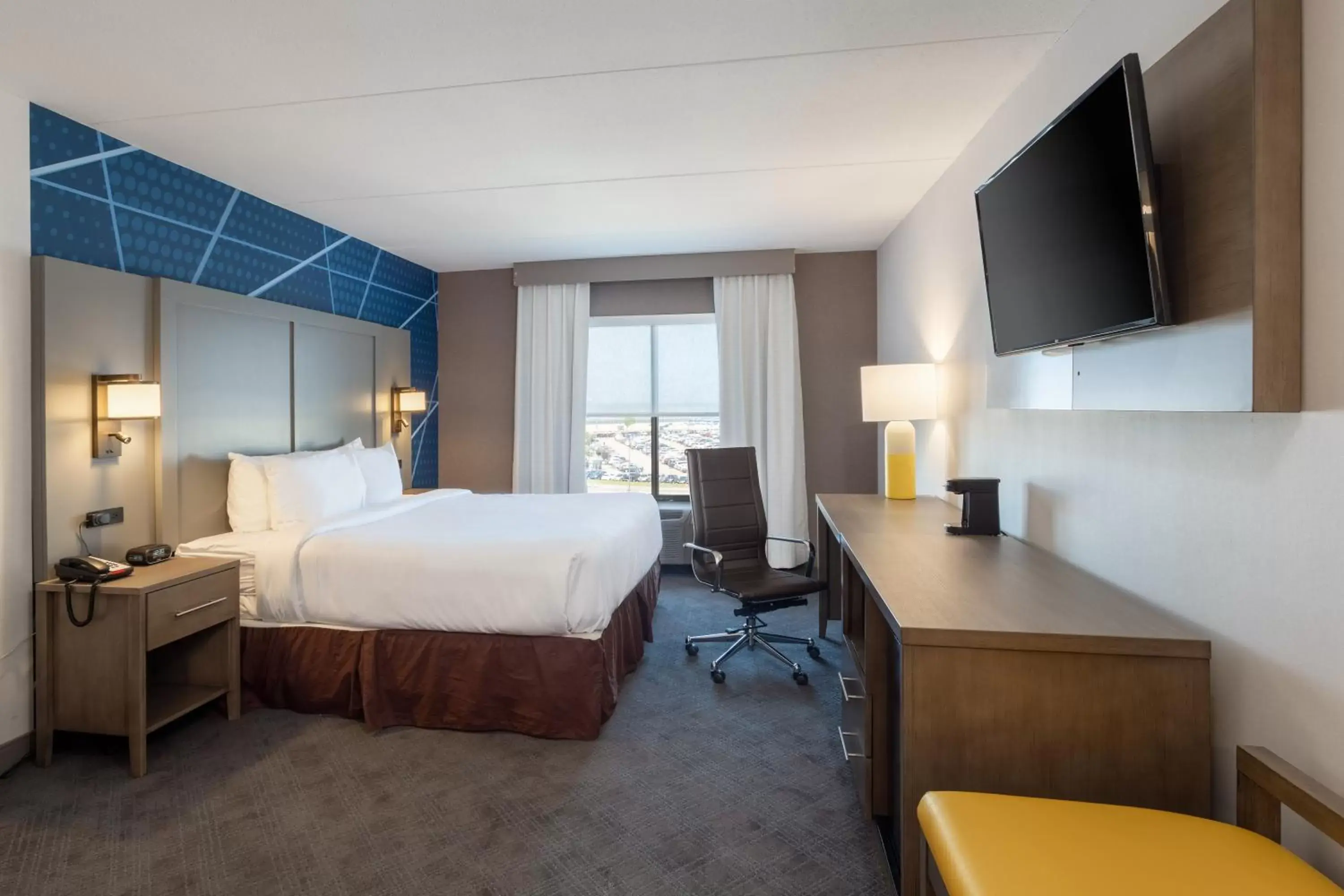 Bed in Comfort Inn & Suites Buffalo Airport Bed in Comfort Inn & Suites Buffalo Airport