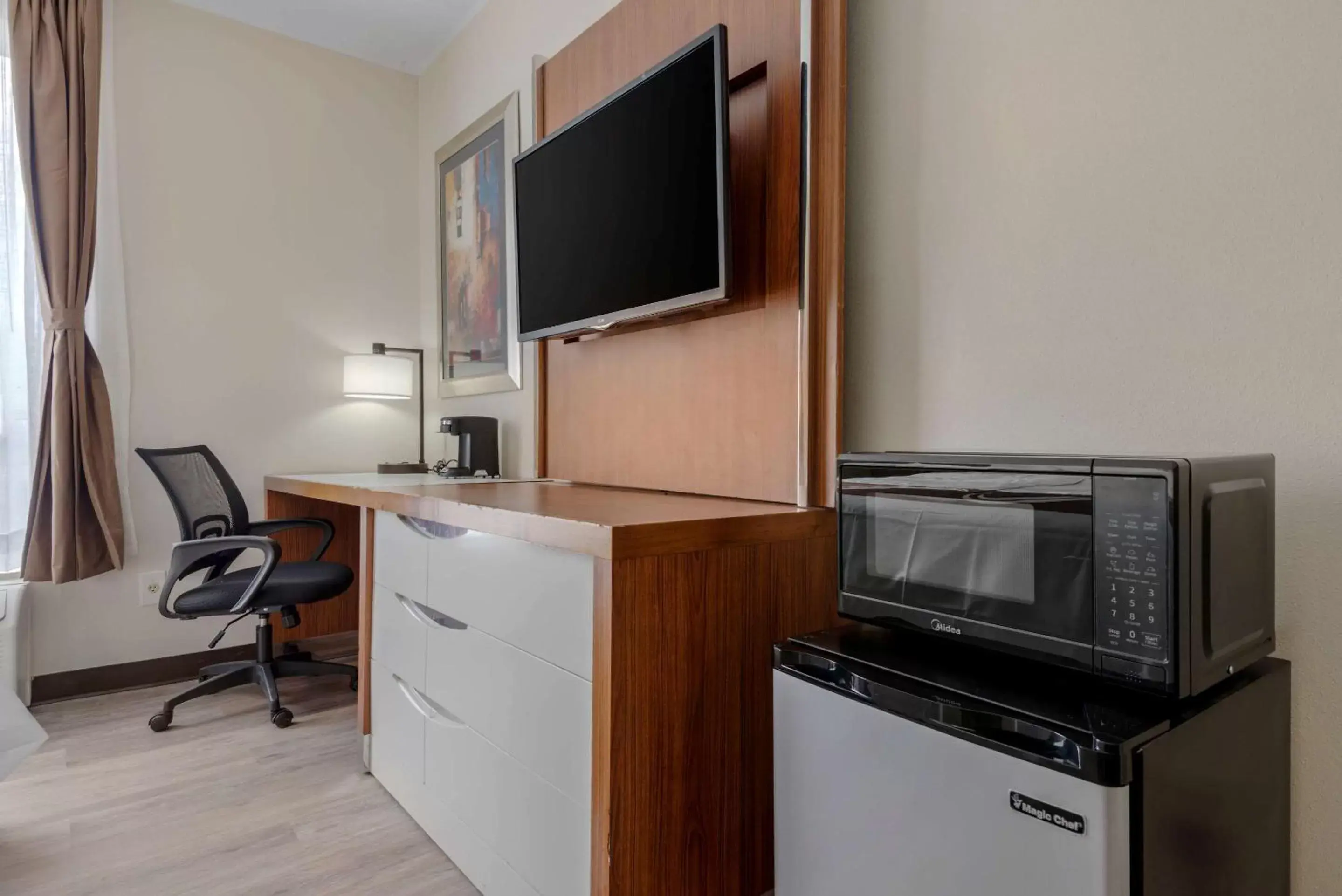 Bedroom, TV/Entertainment Center in Quality Inn & Suites New Hartford - Utica