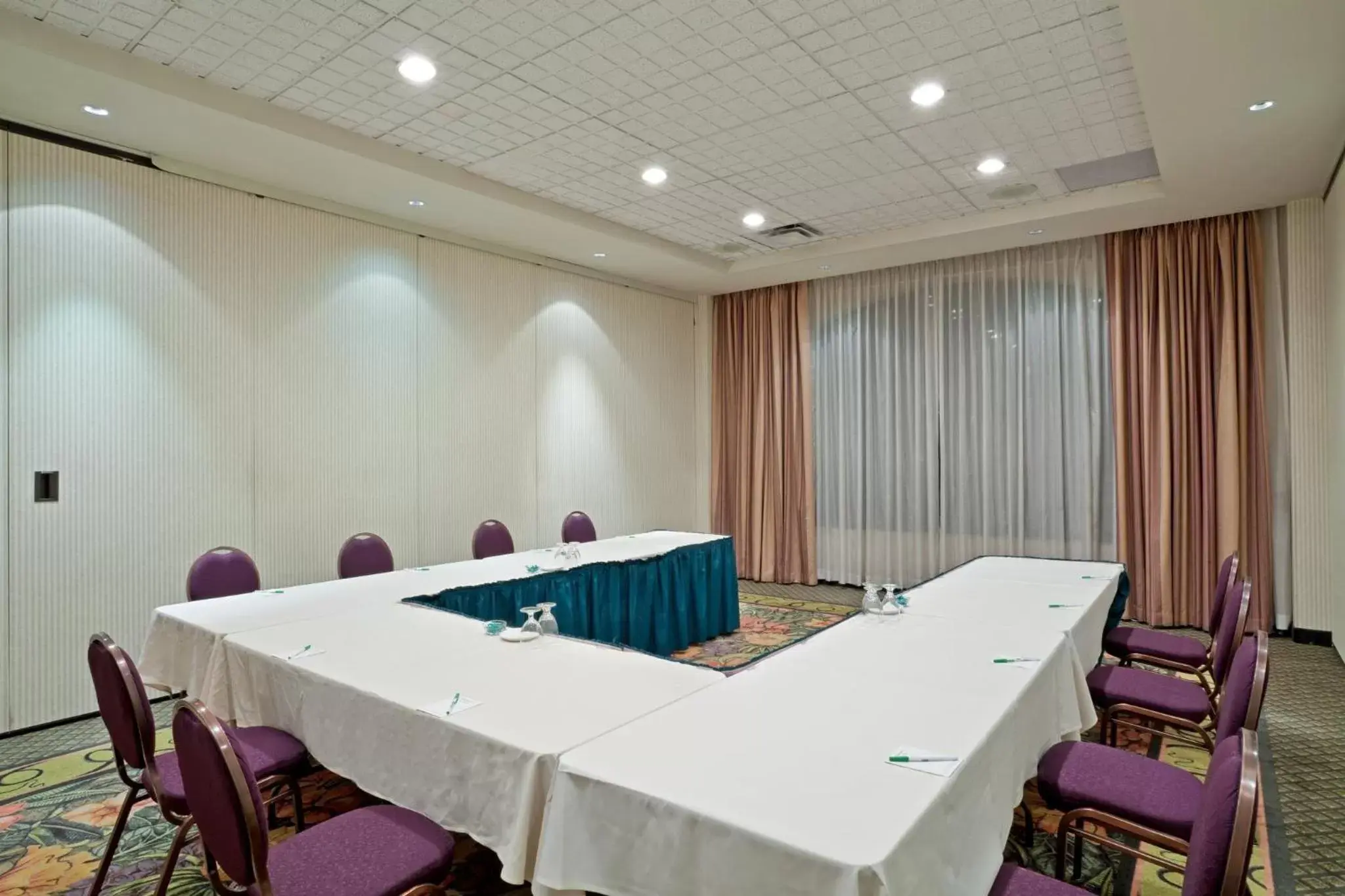 Meeting/conference room in Holiday Inn & Suites North Vancouver, an IHG Hotel