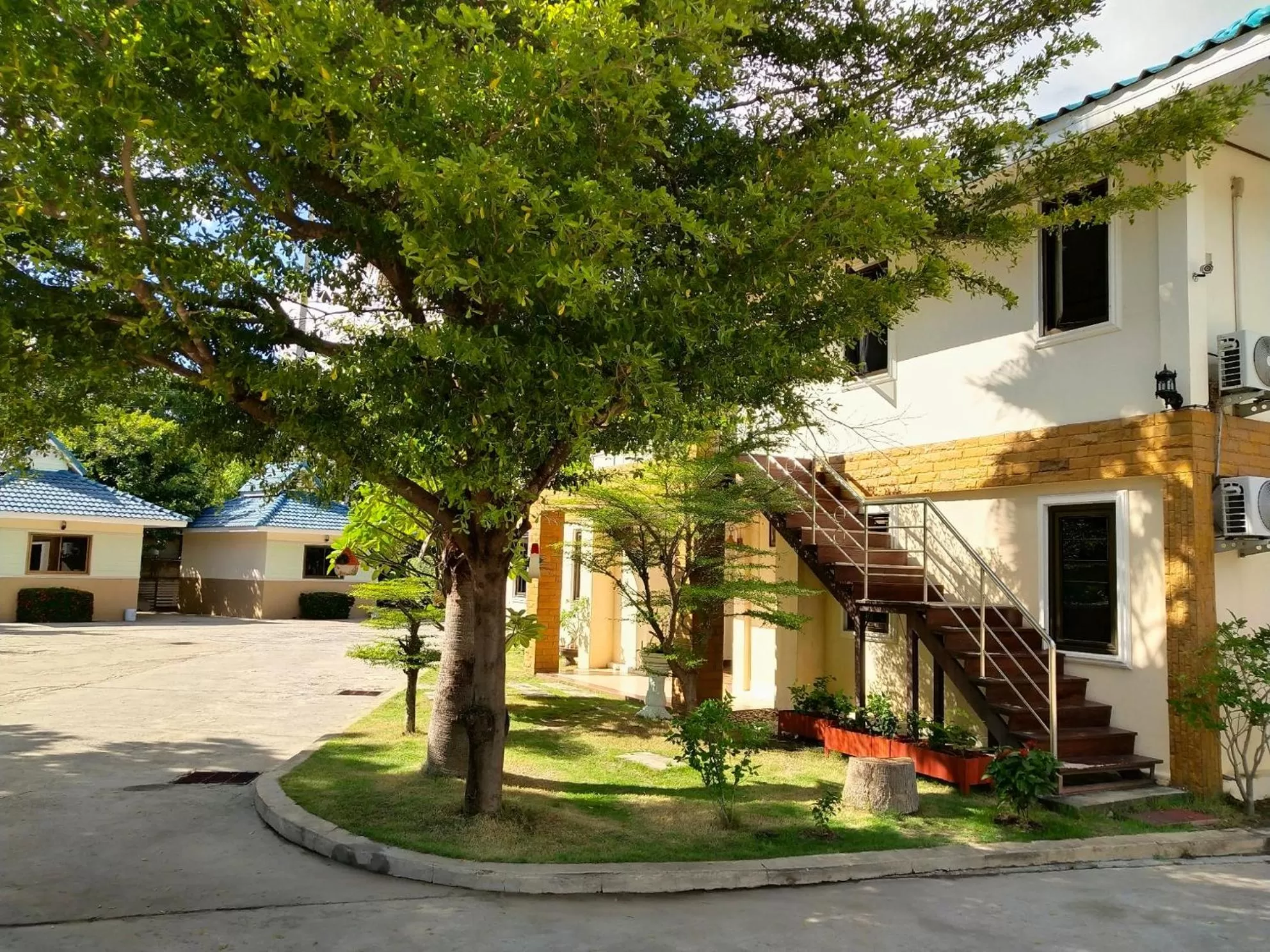 Property building in โรงแรมฟ้าพราวฝน Fah Proud Fon Hotel
