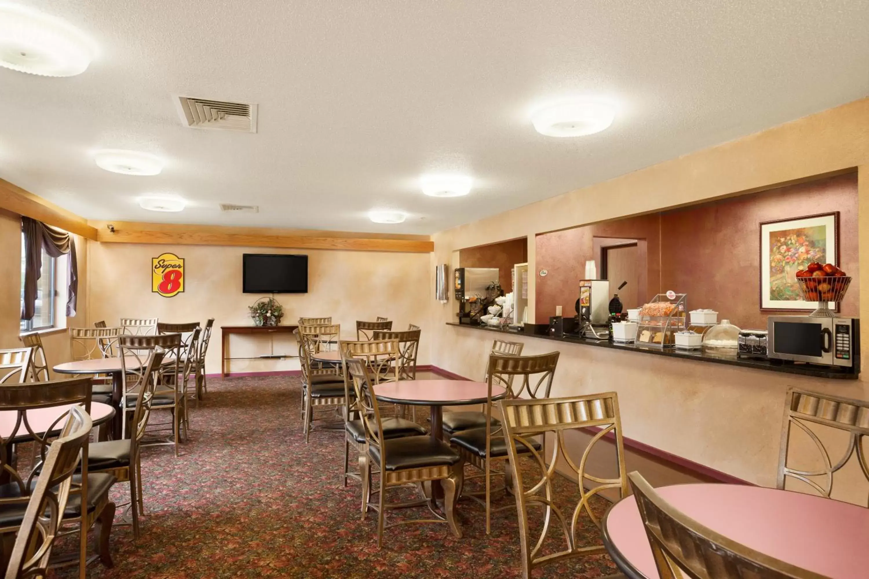 Communal lounge/ TV room, Restaurant/Places to Eat in Super 8 by Wyndham Milwaukee Airport