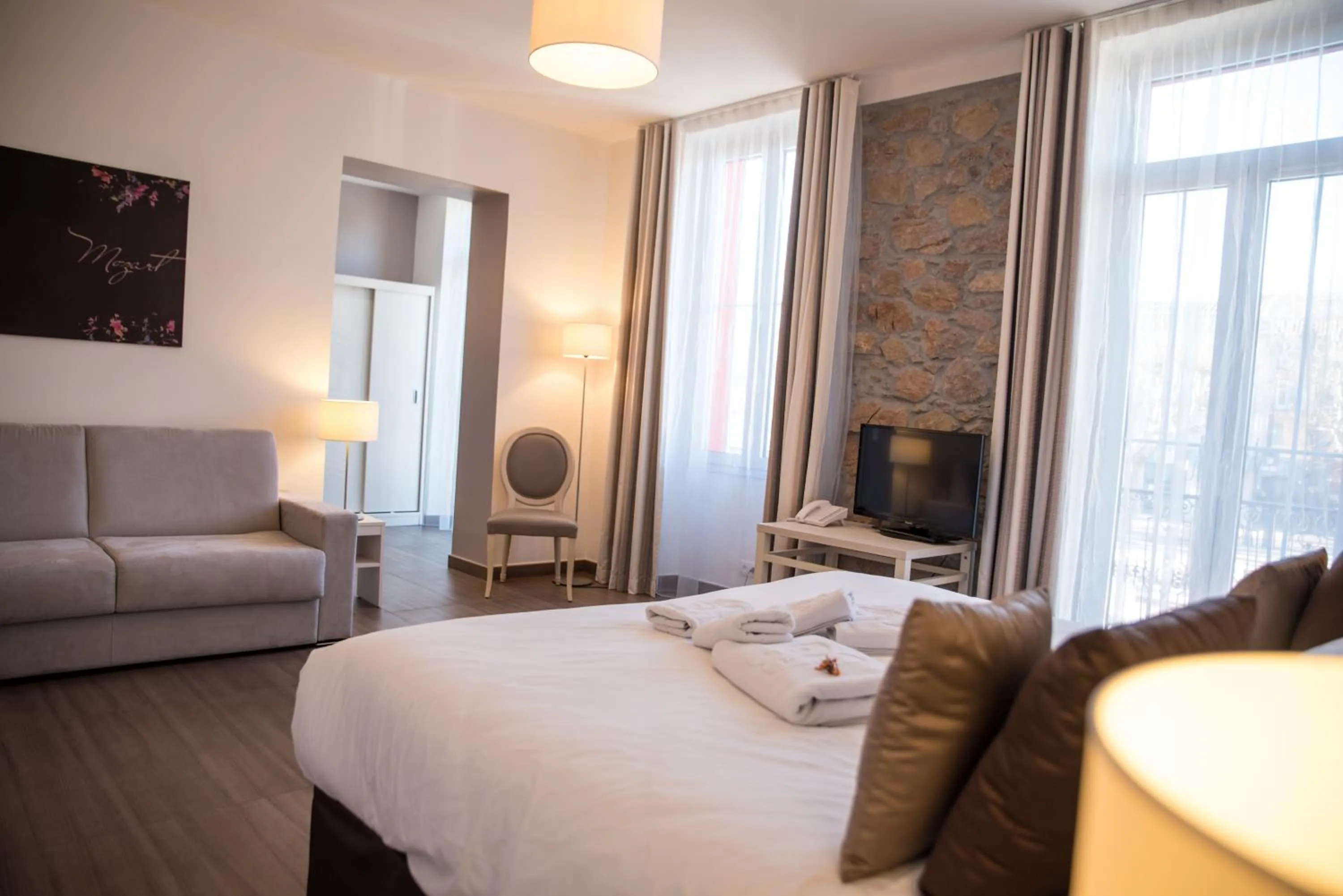 Balcony/Terrace, Bed in Hôtel CASABELLA Cannes Mouans Sartoux