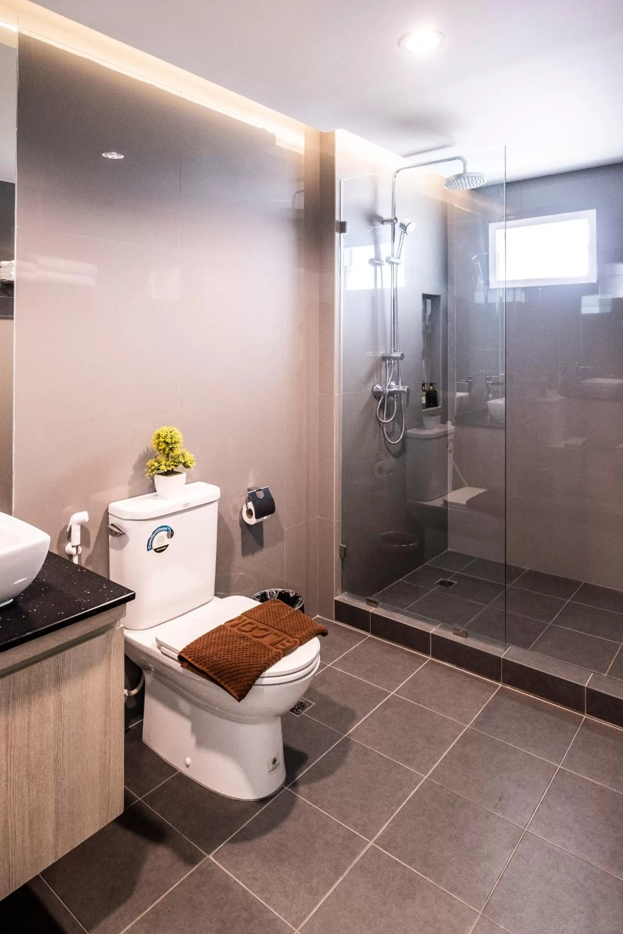 Bathroom in Sinsuvarn Airport Suite Hotel