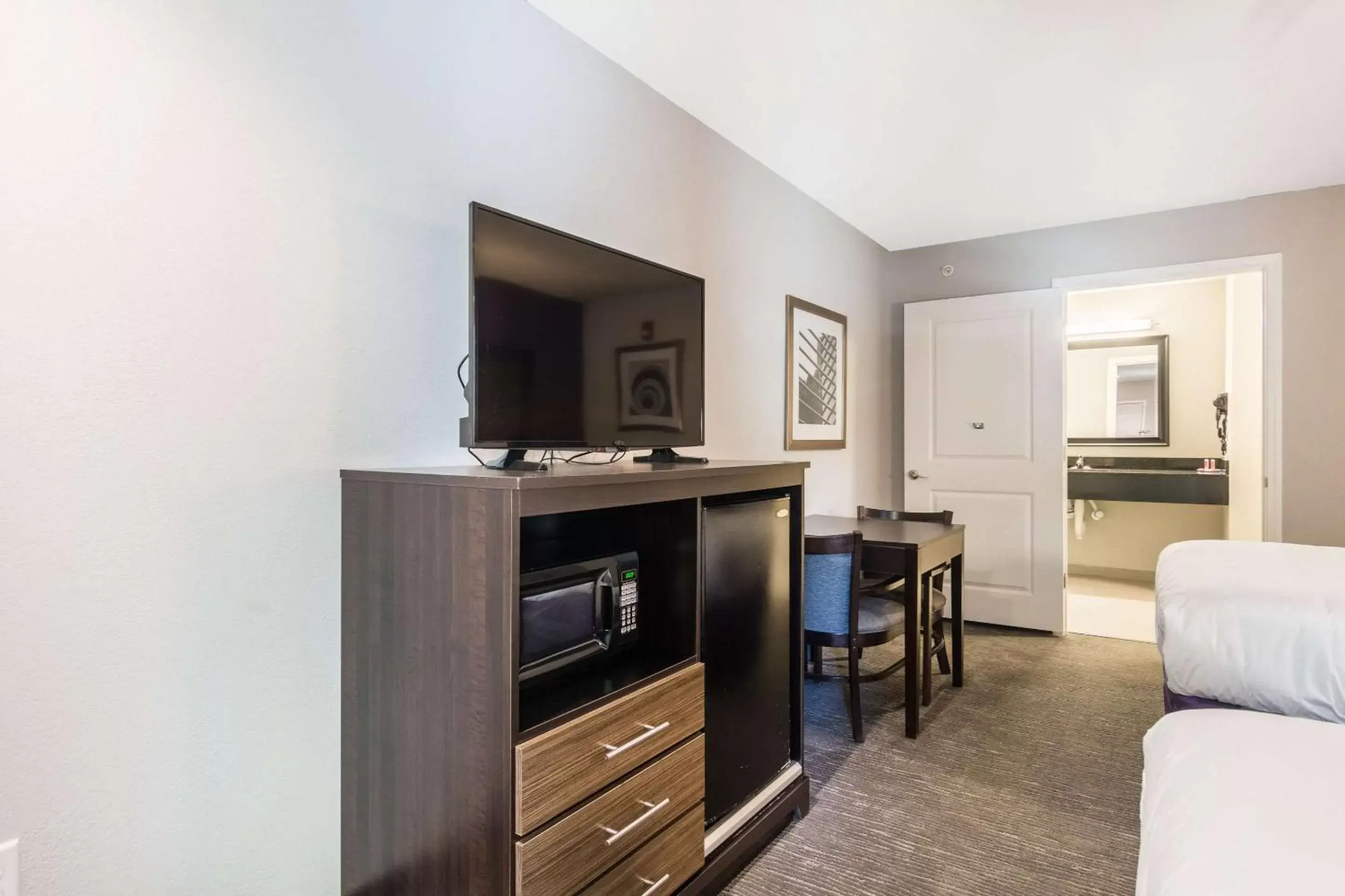 Photo of the whole room, TV/Entertainment Center in Econo Lodge Inn & Suites North Little Rock