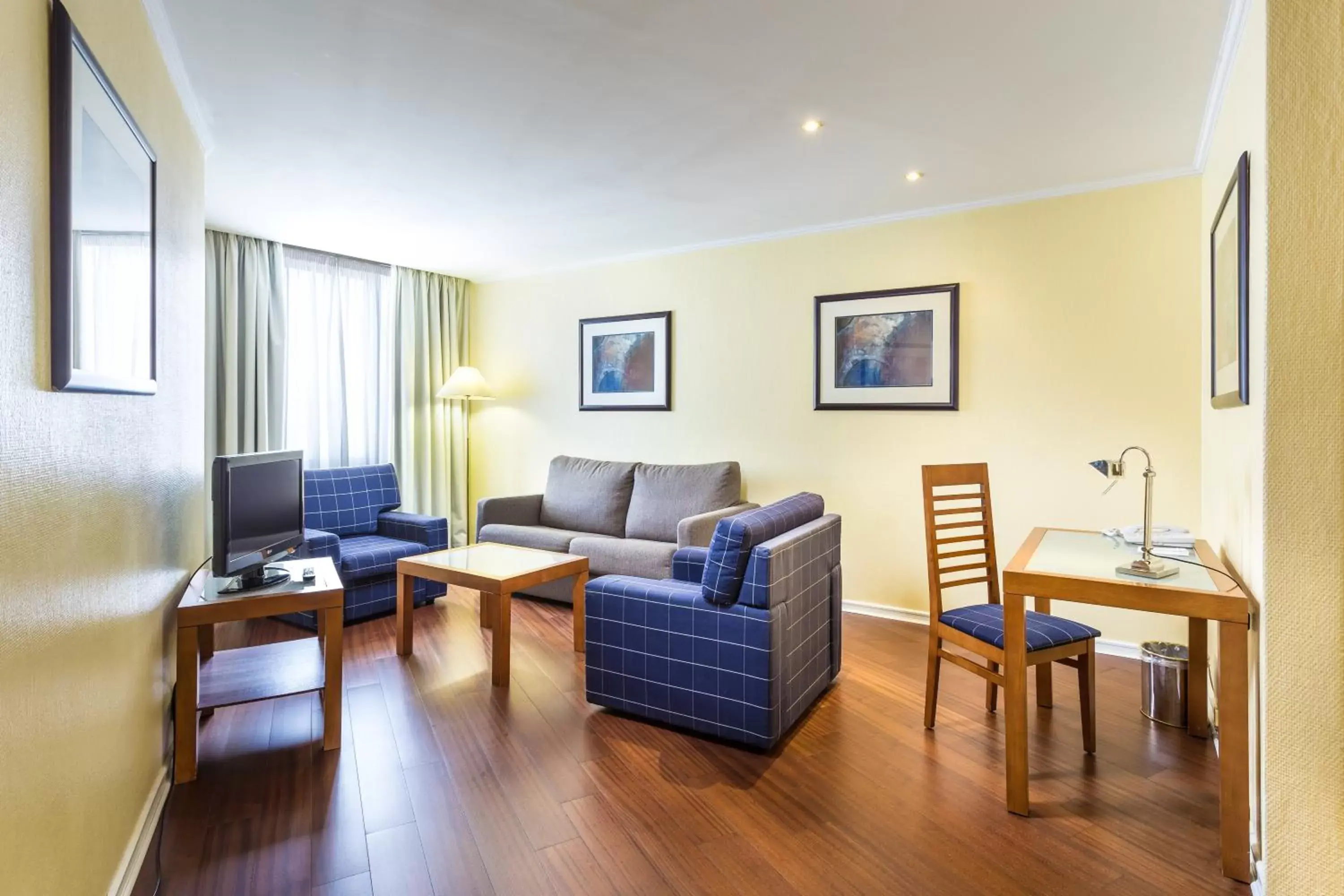 Bedroom, Seating Area in Holiday Inn Lisbon, an IHG Hotel
