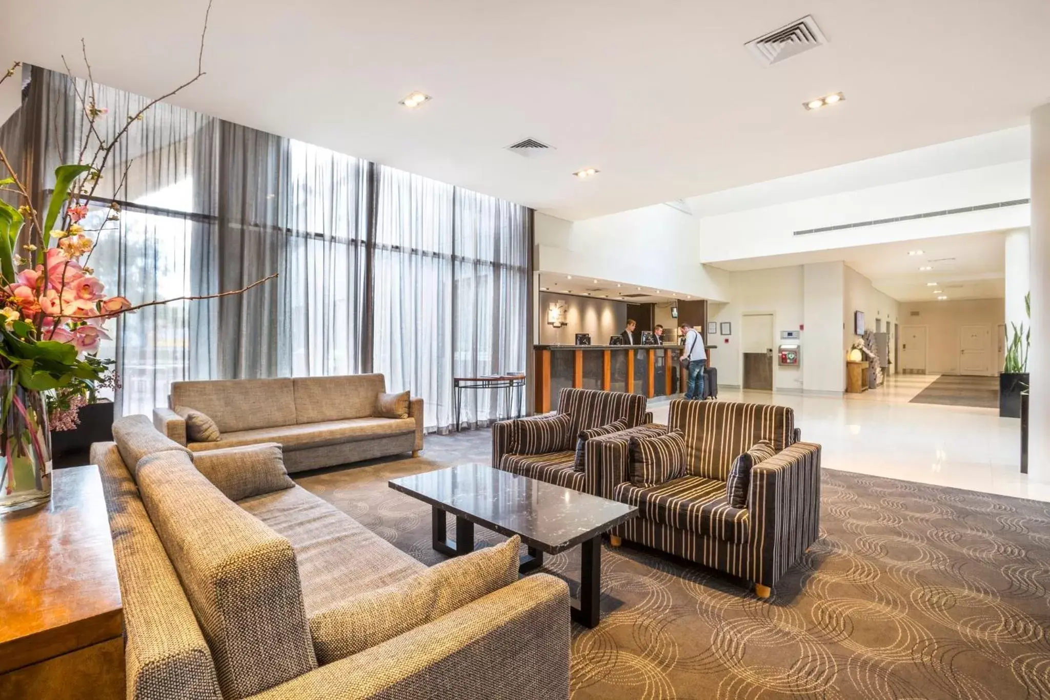 Property building, Seating Area in Holiday Inn Sydney Potts Point