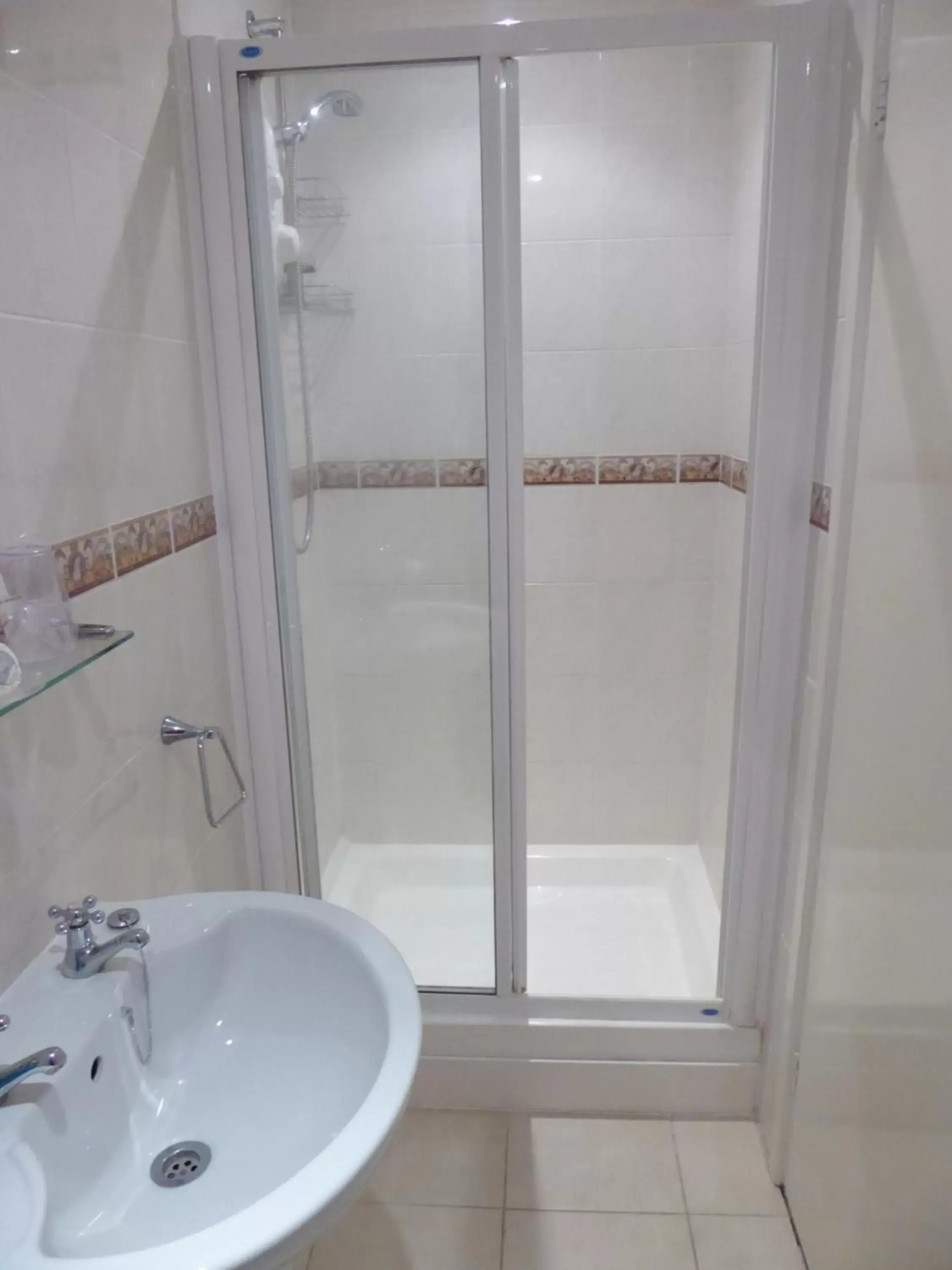 Shower, Bathroom in Leeward House B&B