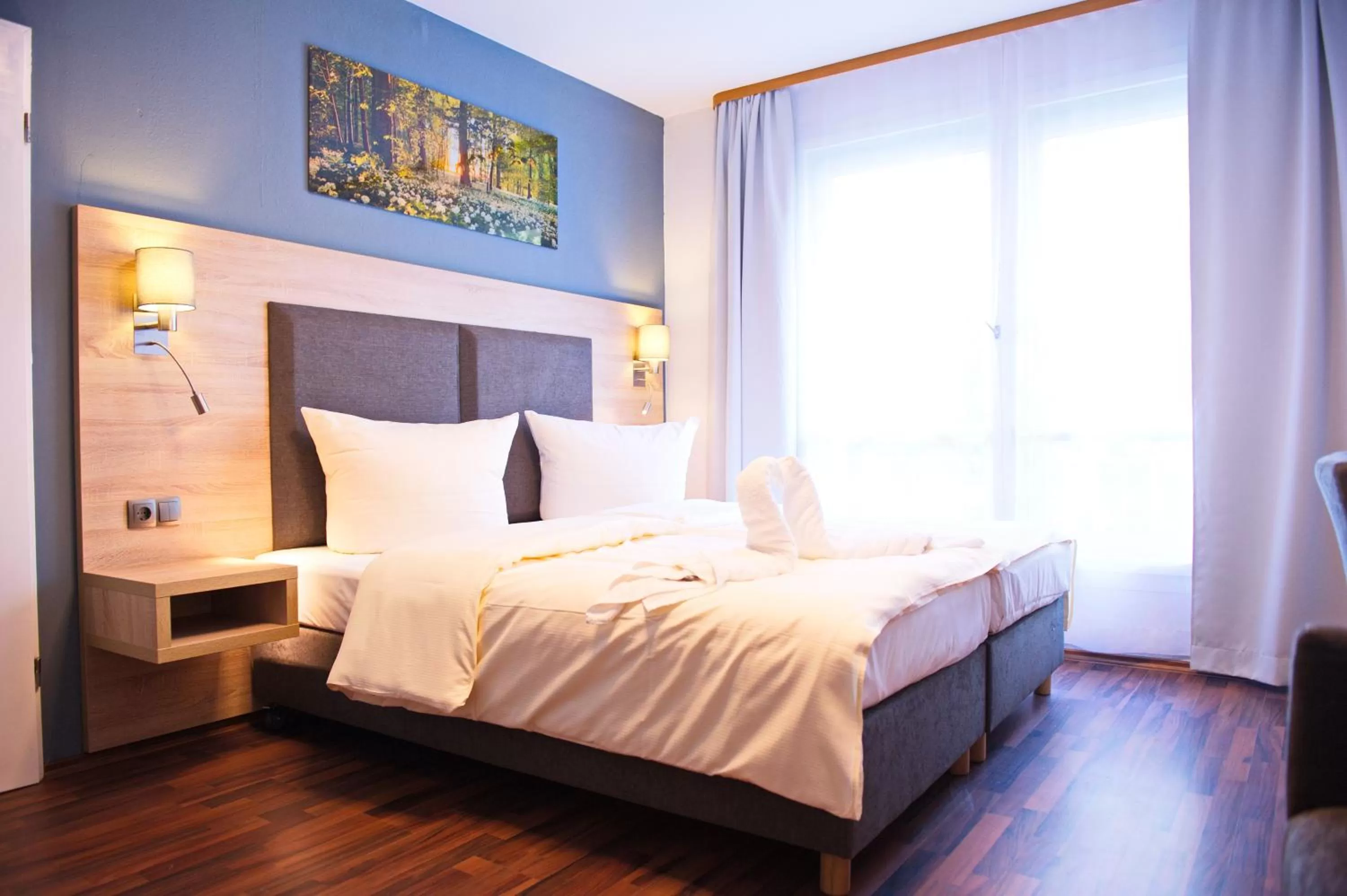 Photo of the whole room, Bed in BlnCty Hotel