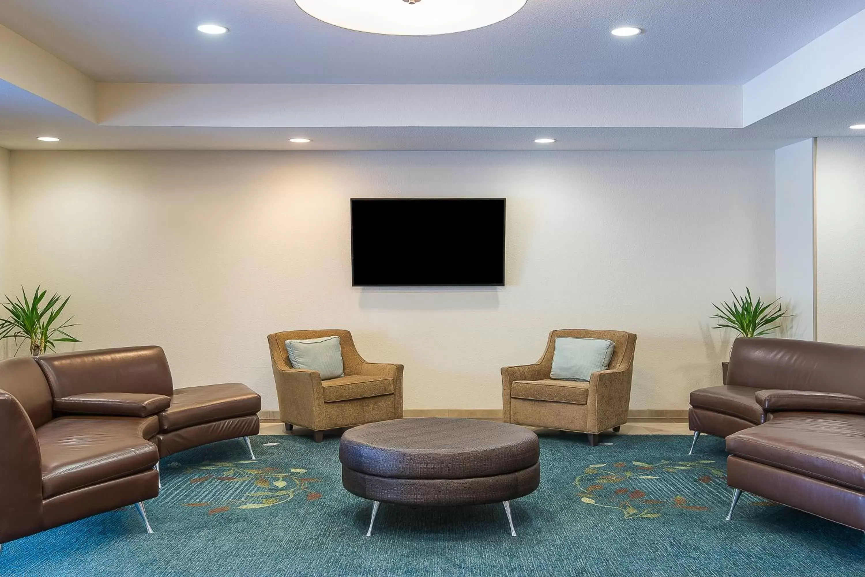 Lobby or reception, Seating Area in Candlewood Suites Bloomington, an IHG Hotel