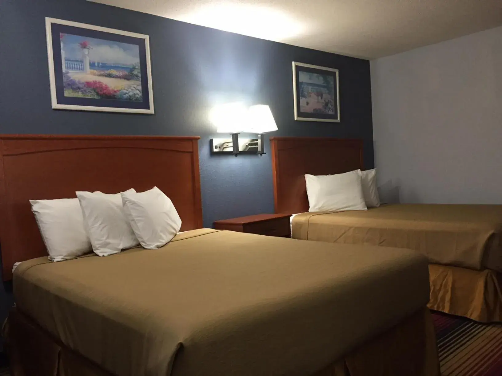 Photo of the whole room, Bed in Travelodge by Wyndham Spirit Lake/Okoboji