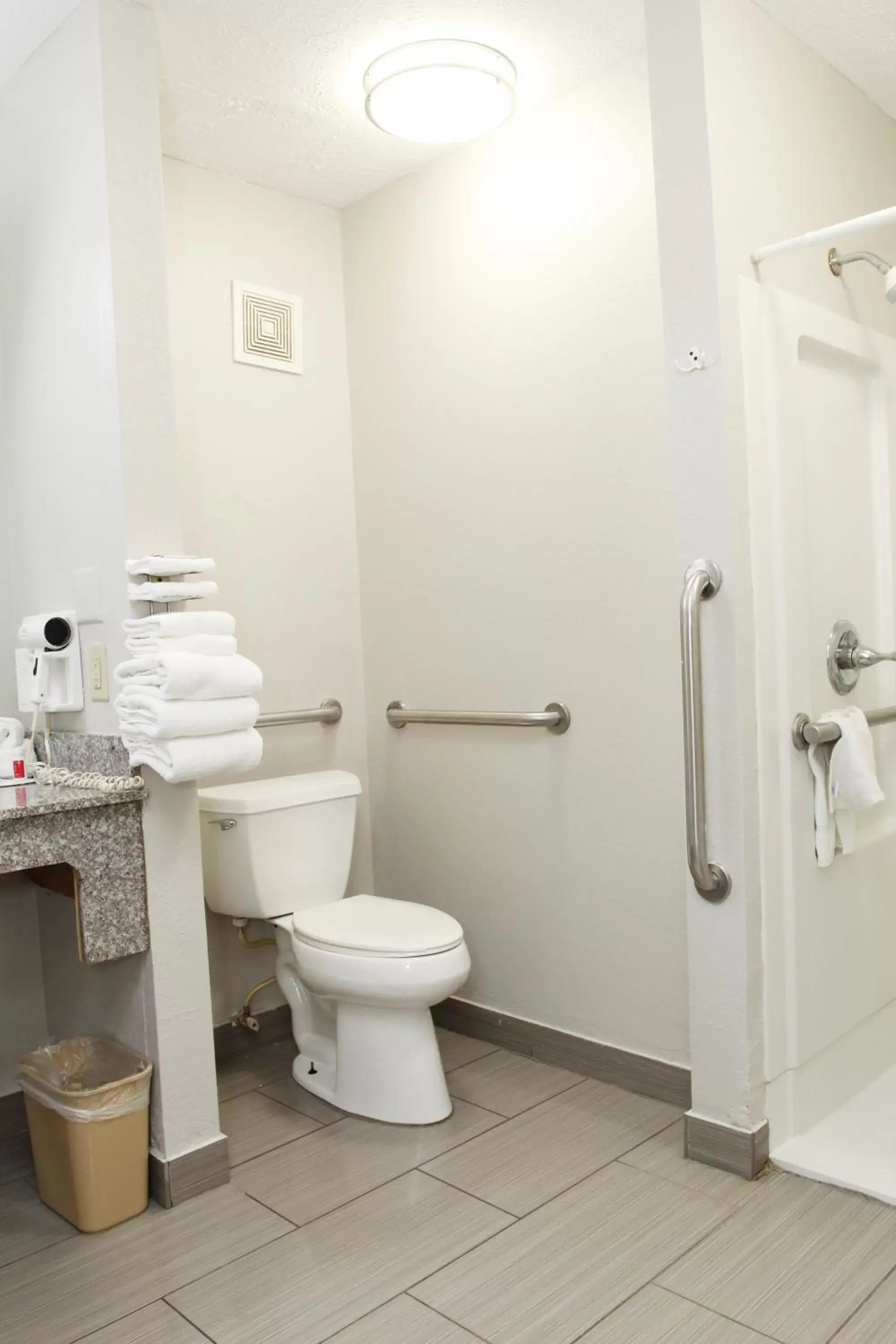 King Room - Mobility Access/Smoking in Days Inn by Wyndham Forest King Room - Mobility Access/Smoking in Days Inn by Wyndham Forest