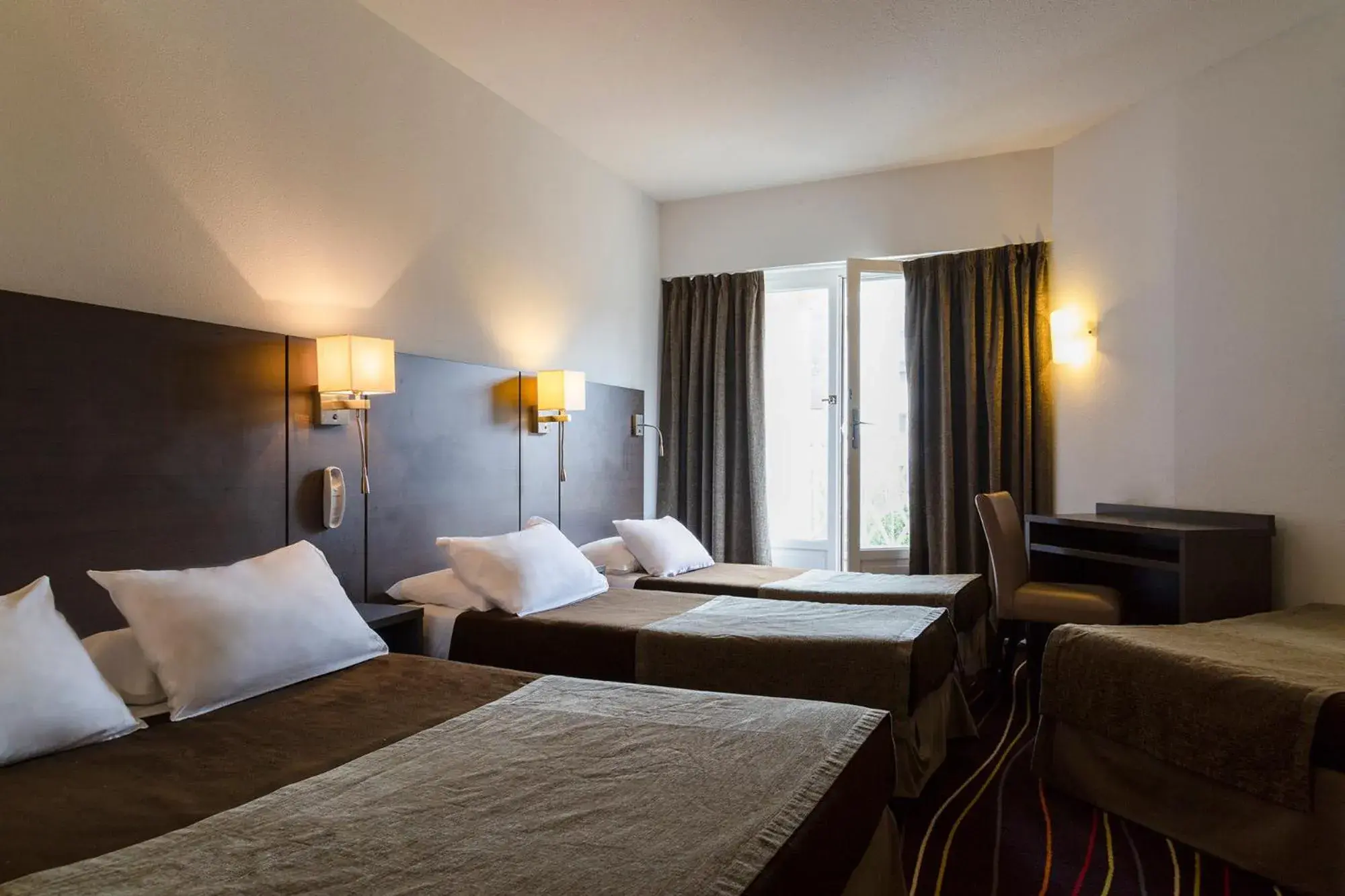 Bed in Inter Hotel Astoria-Vatican